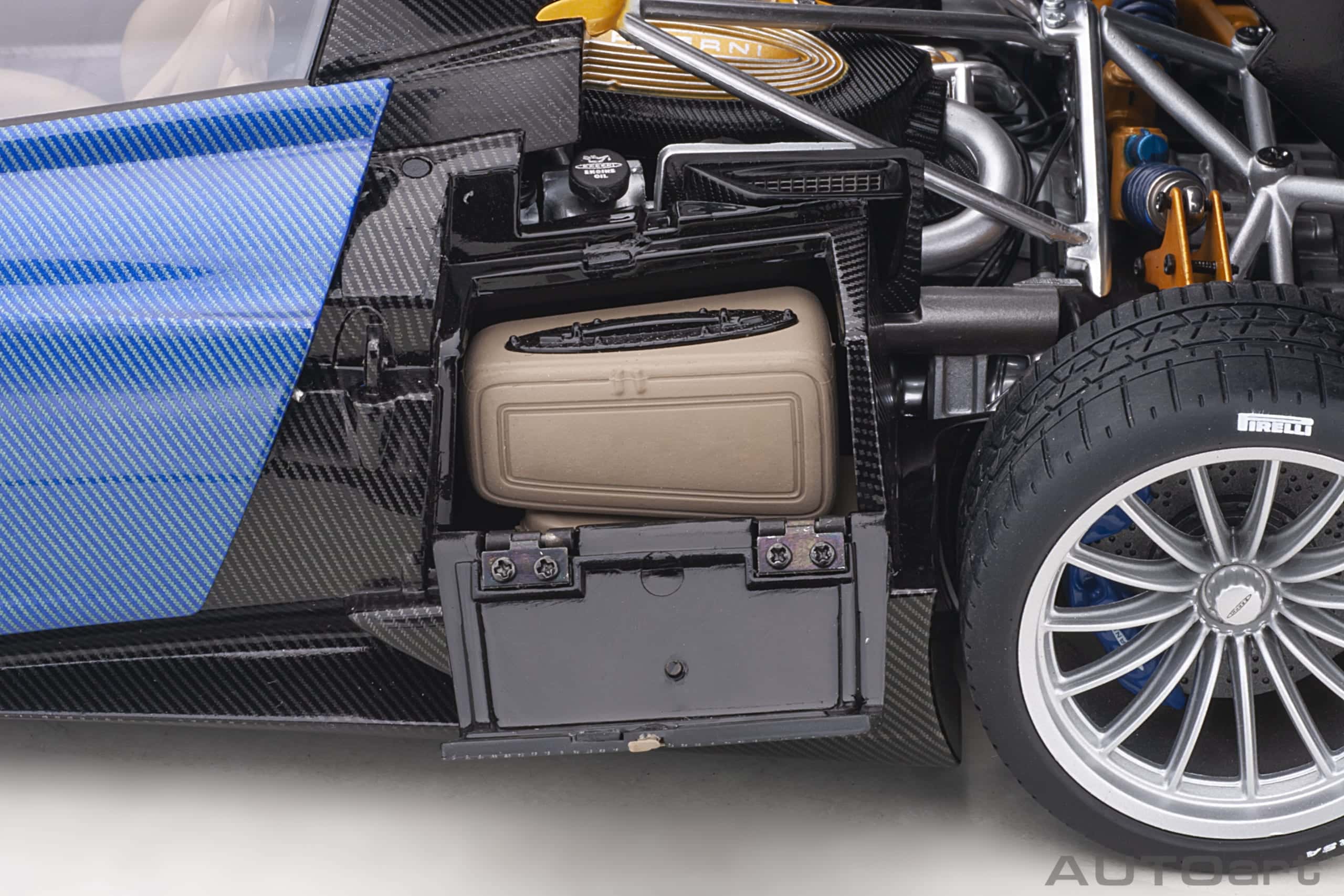 AUTOart Pagani Huayra Roadster 2017 1:18 - Blue Tricolore Carbon Fiber – Bild 19