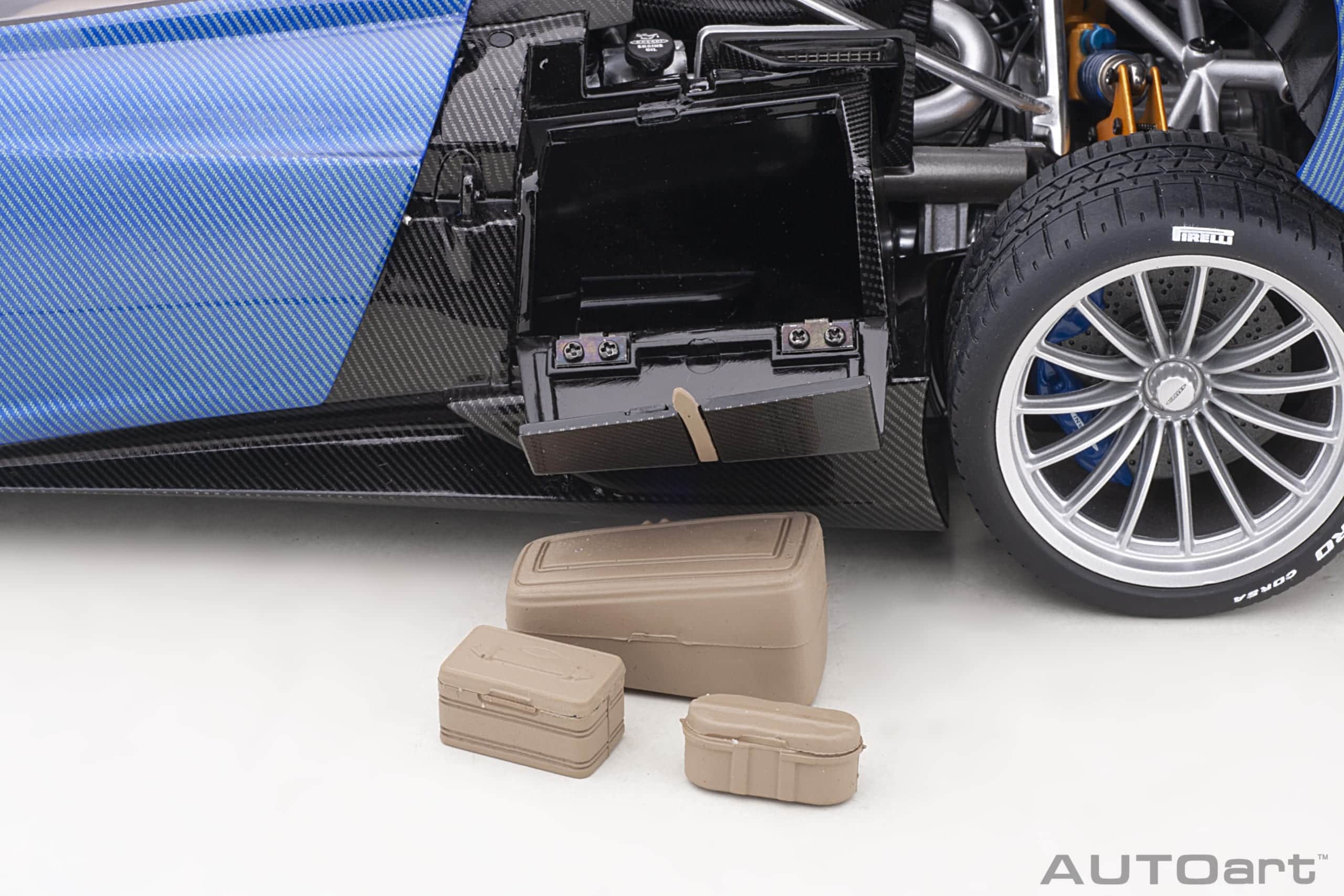 AUTOart Pagani Huayra Roadster 2017 1:18 - Blue Tricolore Carbon Fiber – Bild 20