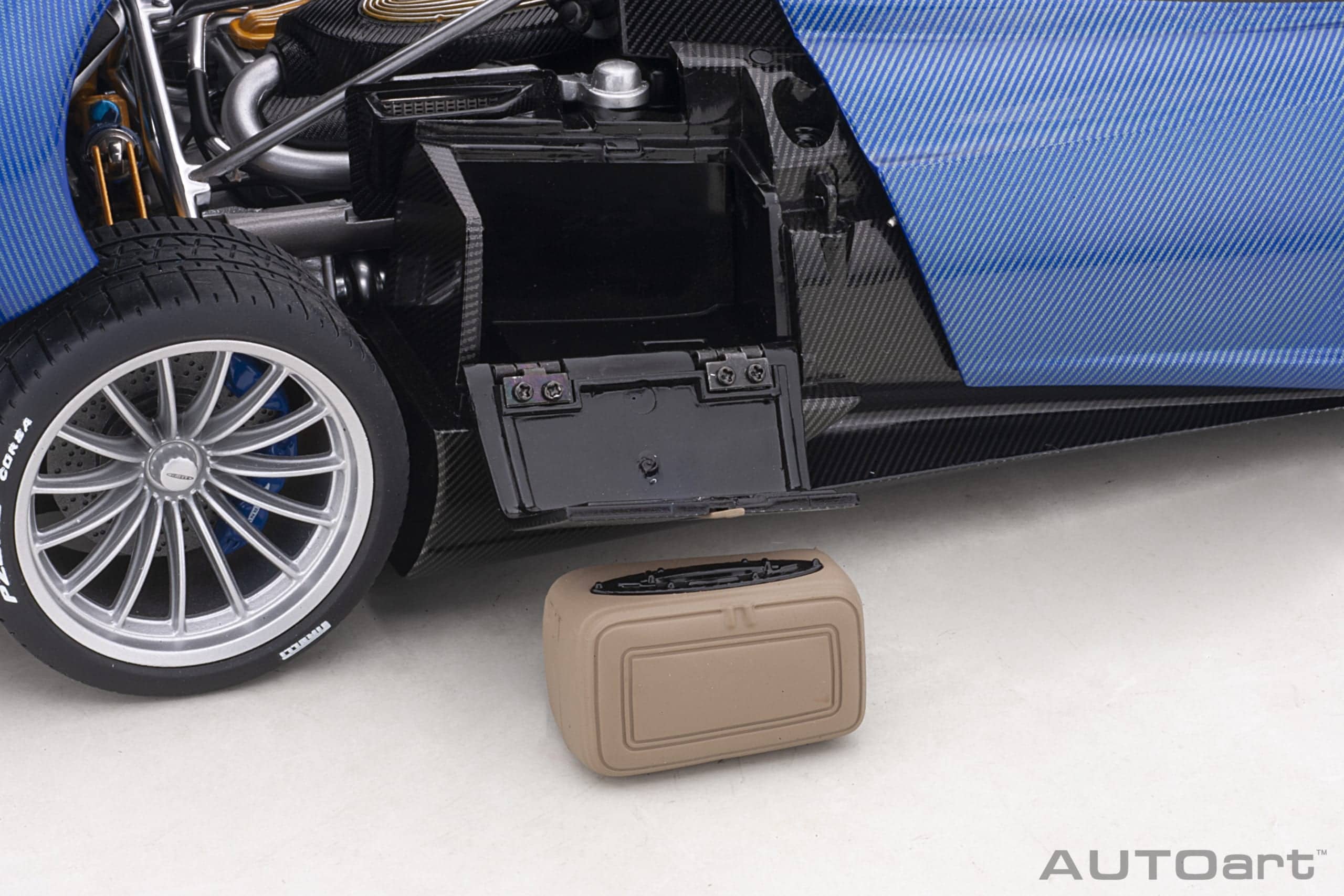 AUTOart Pagani Huayra Roadster 2017 1:18 - Blue Tricolore Carbon Fiber – Bild 22