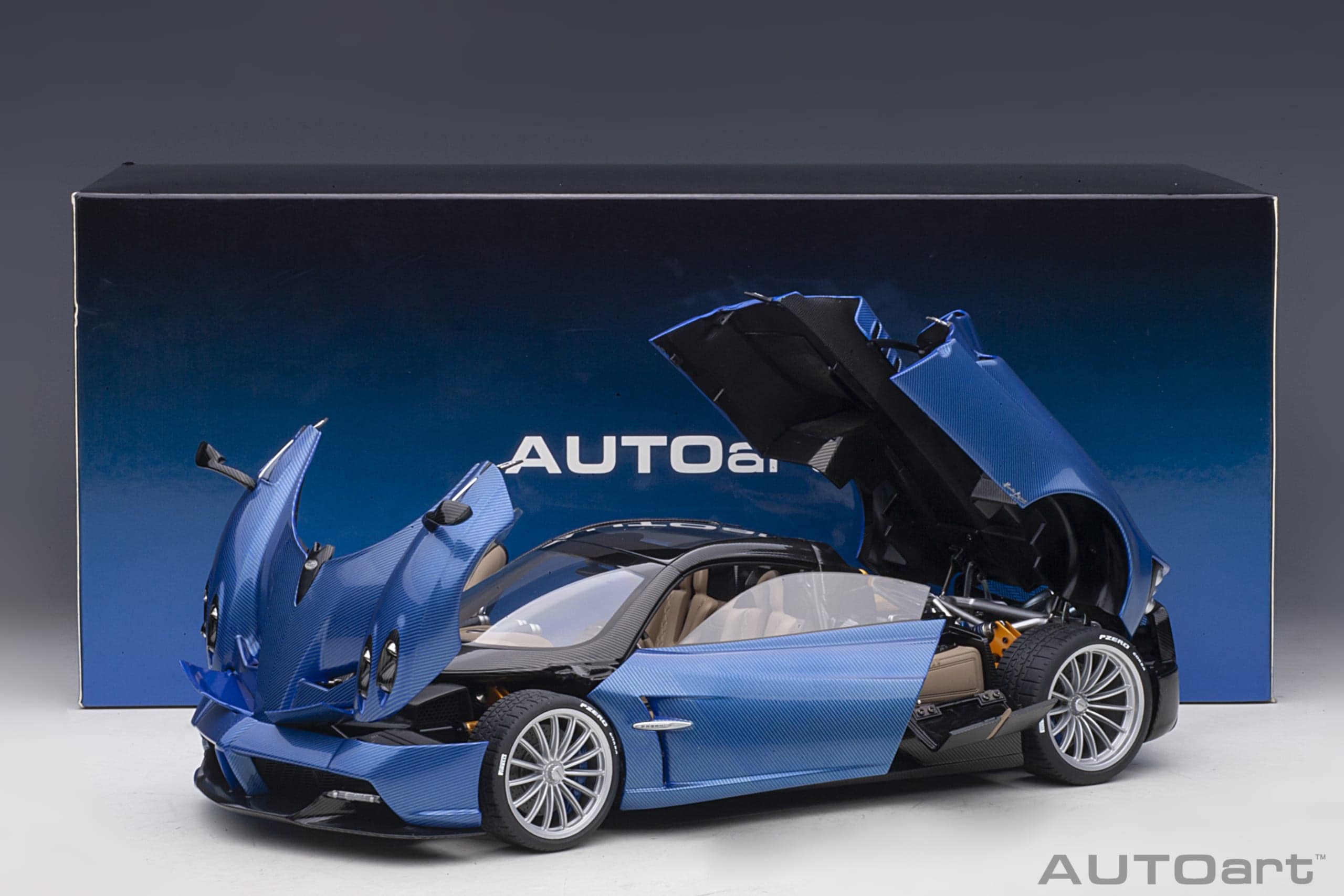 AUTOart Pagani Huayra Roadster 2017 1:18 - Blue Tricolore Carbon Fiber – Bild 28