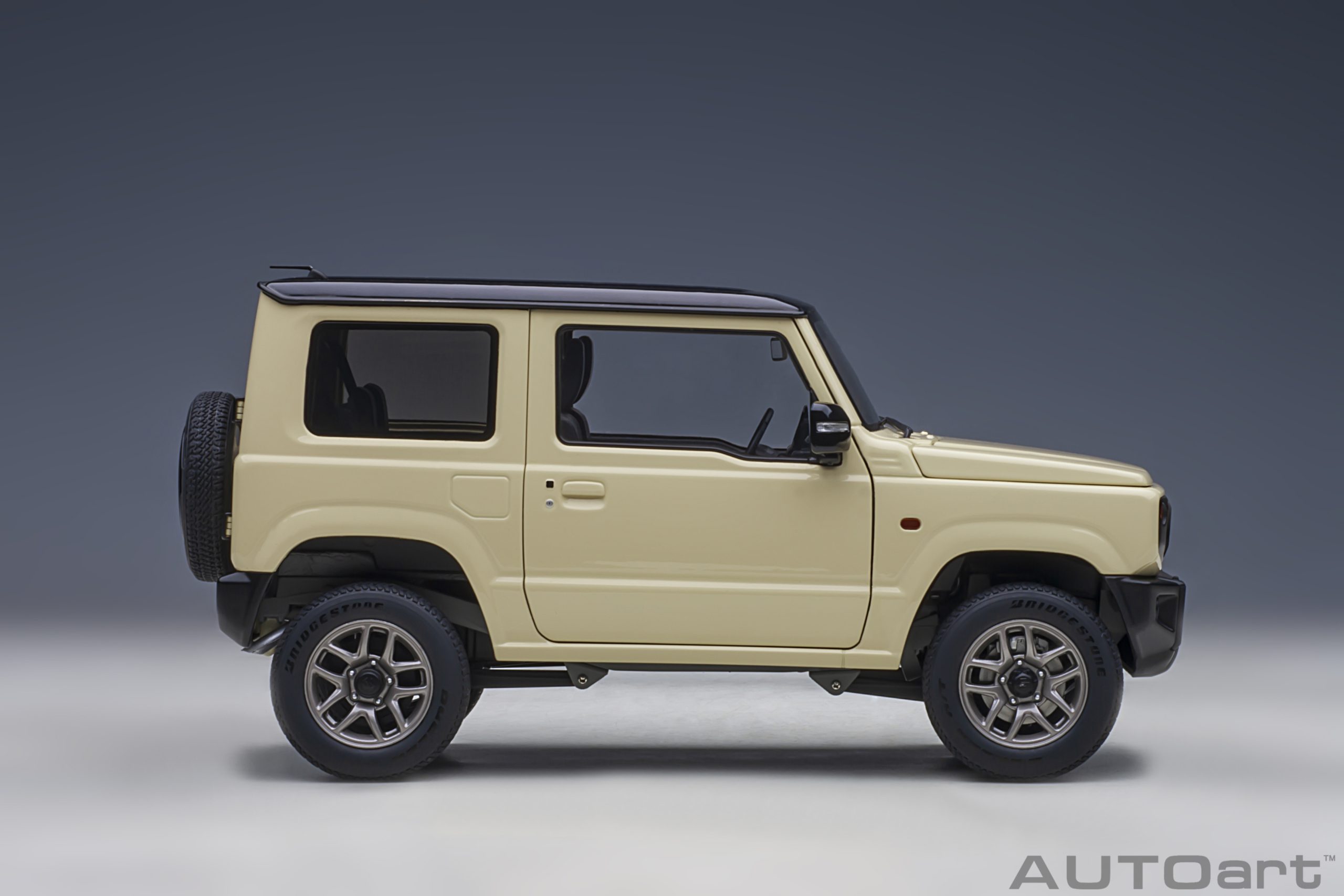 AUTOart Suzuki Jimny (JB64) (660cc/RHD) 1:18 - Chiffon Ivory Metallic / Black - Immagine 4