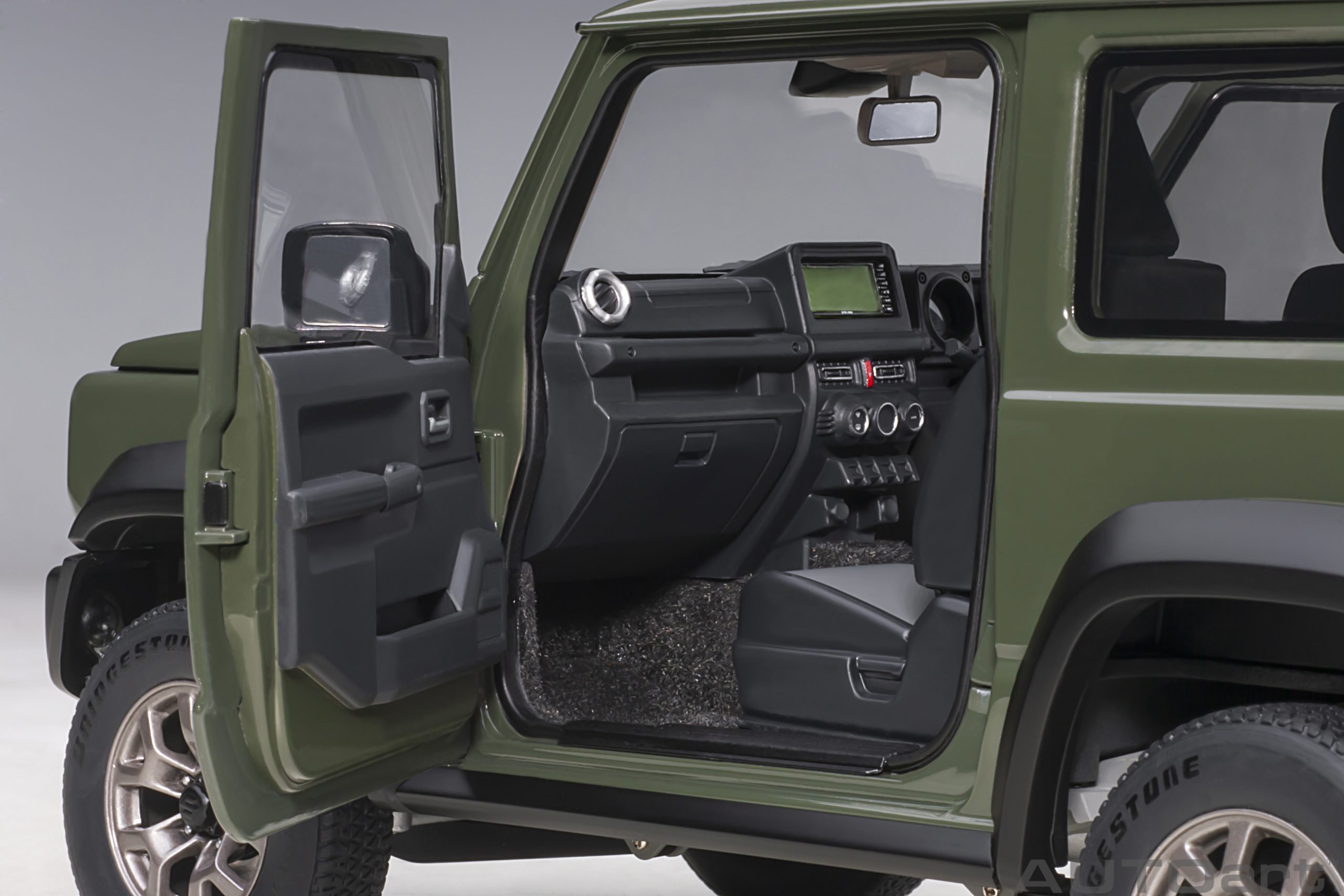 AUTOart Suzuki Jimny Sierra (JB74) RHD 1:18 - Jungle Green - Image 9