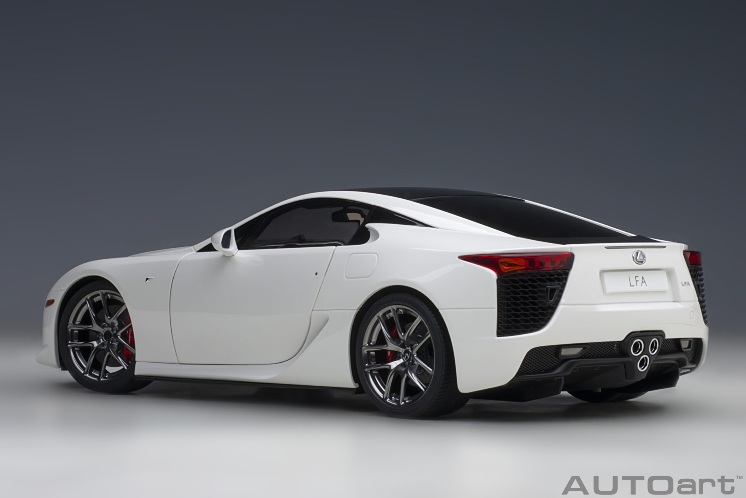 AUTOart Lexus LFA 2010 1:18 - Whitest White / Carbon Black - Image 2