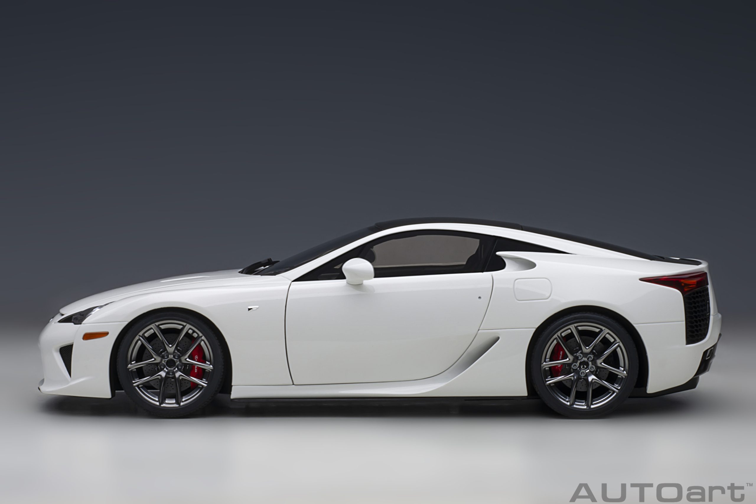AUTOart Lexus LFA 2010 1:18 - Whitest White / Carbon Black - Image 3