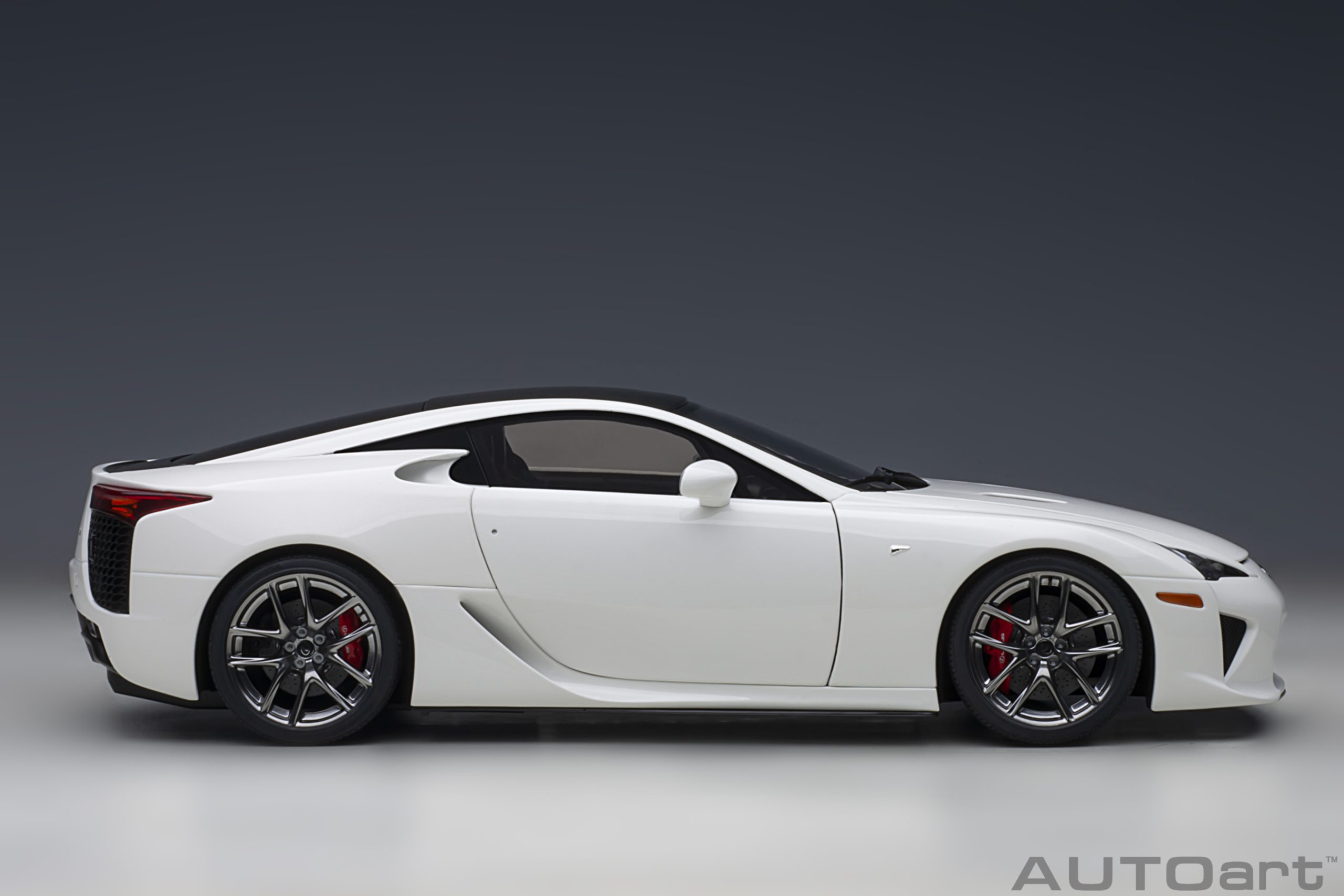 AUTOart Lexus LFA 2010 1:18 - Whitest White / Carbon Black - Image 4