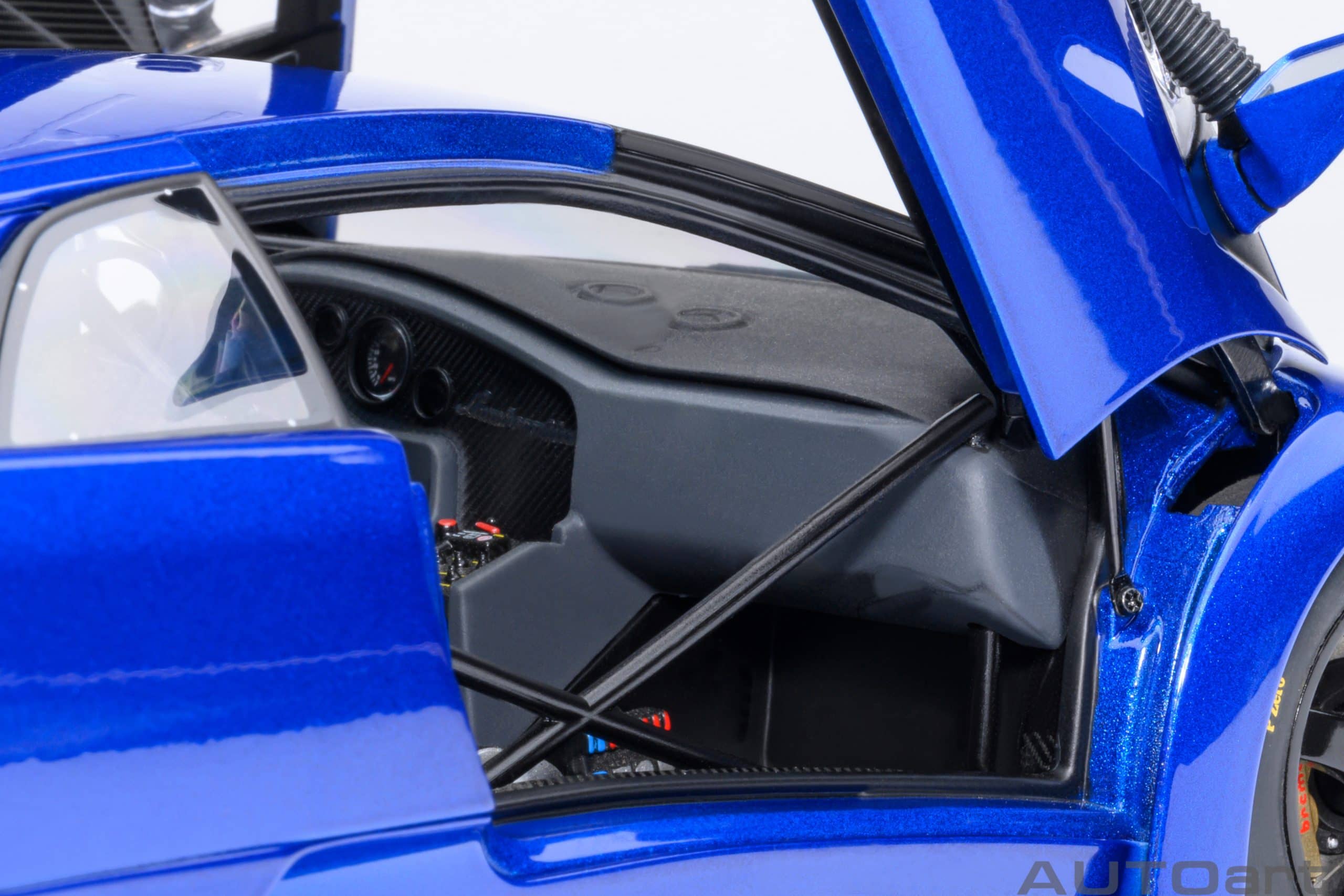 AUTOart Lamborghini Diablo GTR 1999 1:18 - Monterey Blue - Image 10