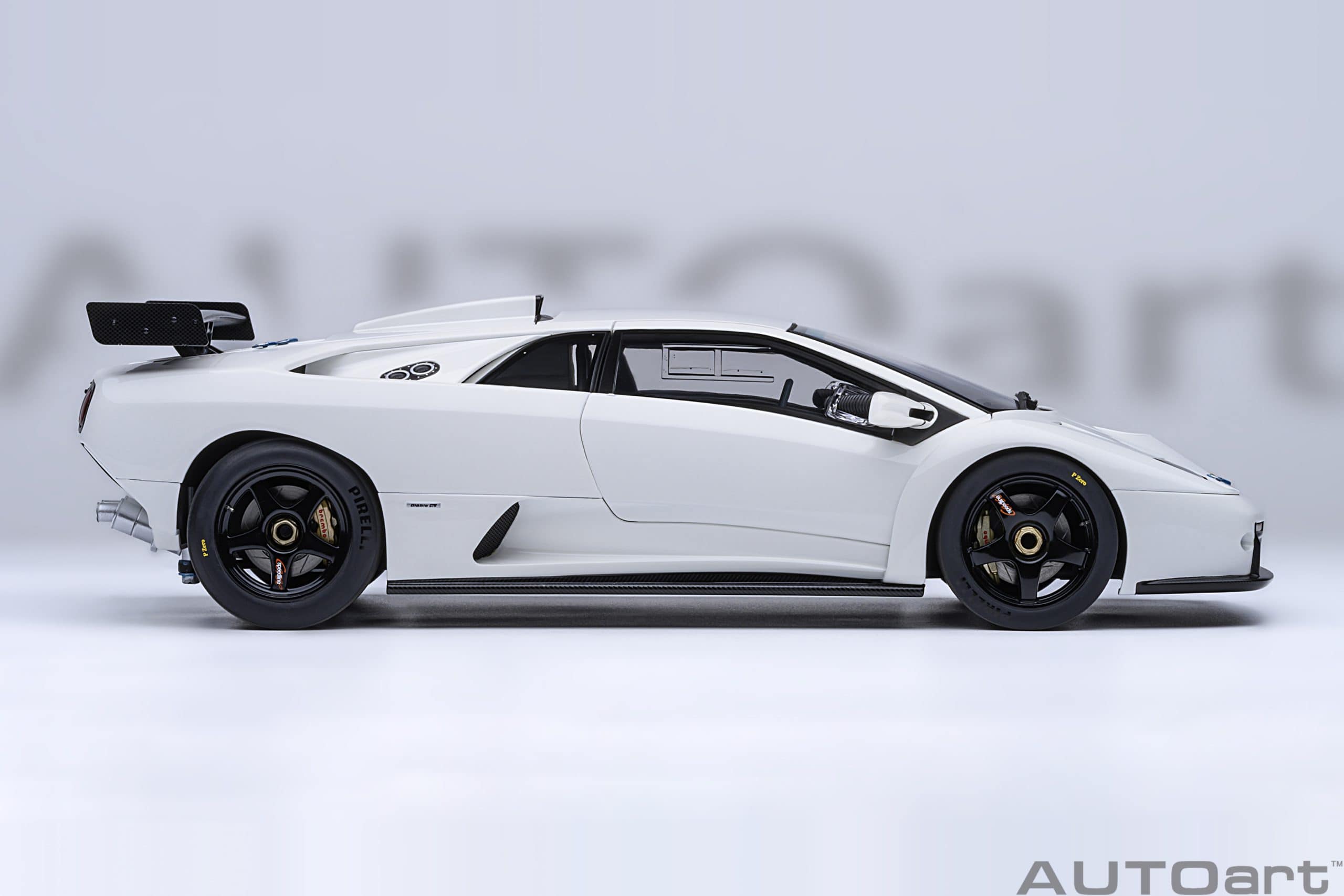 AUTOart Lamborghini Diablo GTR 1999 1:18 - Impact White - Image 5