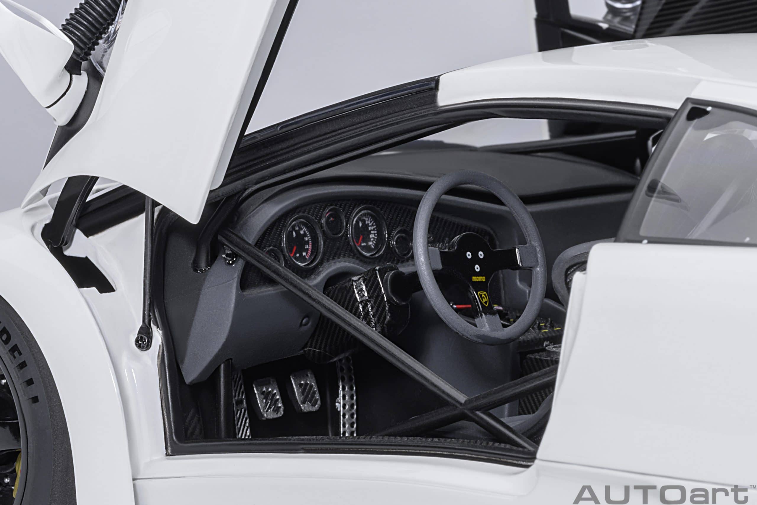 AUTOart Lamborghini Diablo GTR 1999 1:18 - Impact White - Image 9