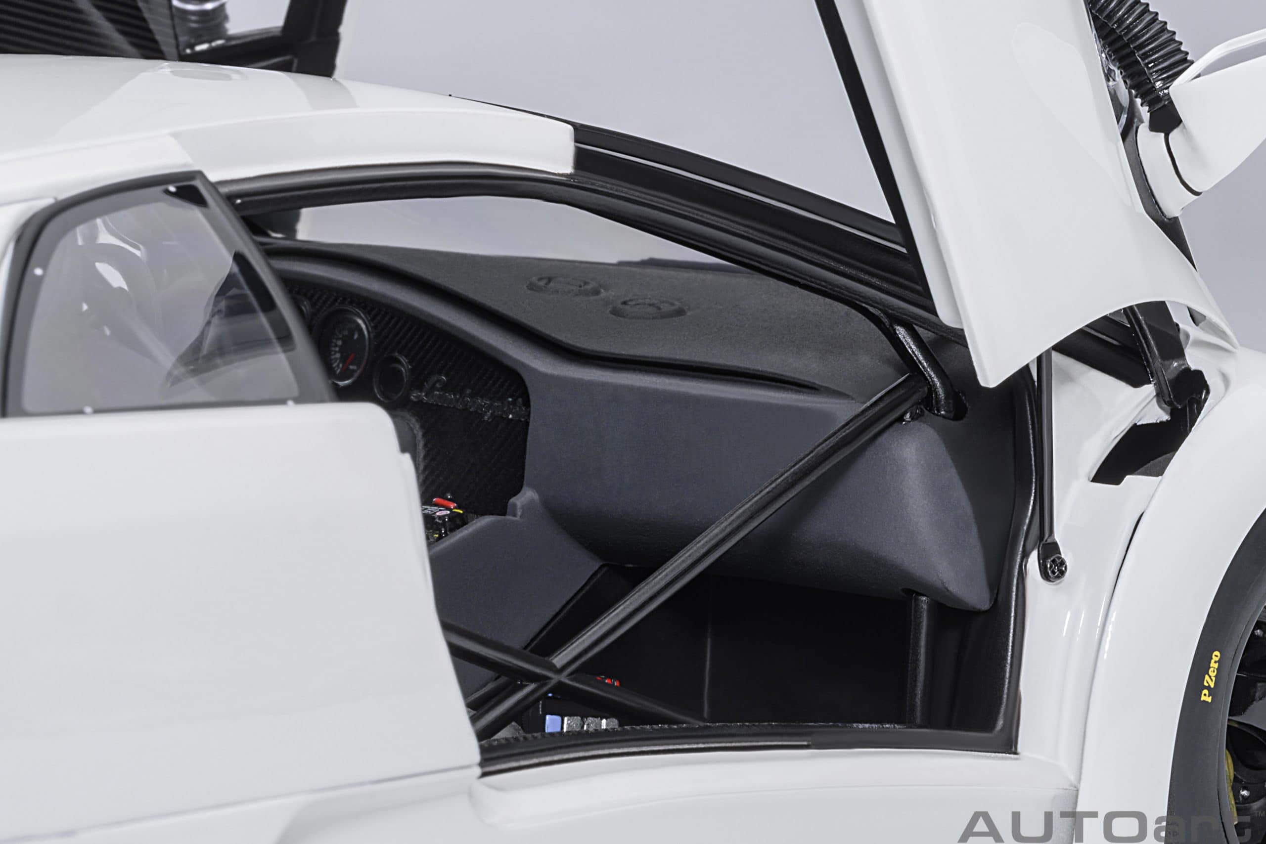 AUTOart Lamborghini Diablo GTR 1999 1:18 - Impact White - Image 10