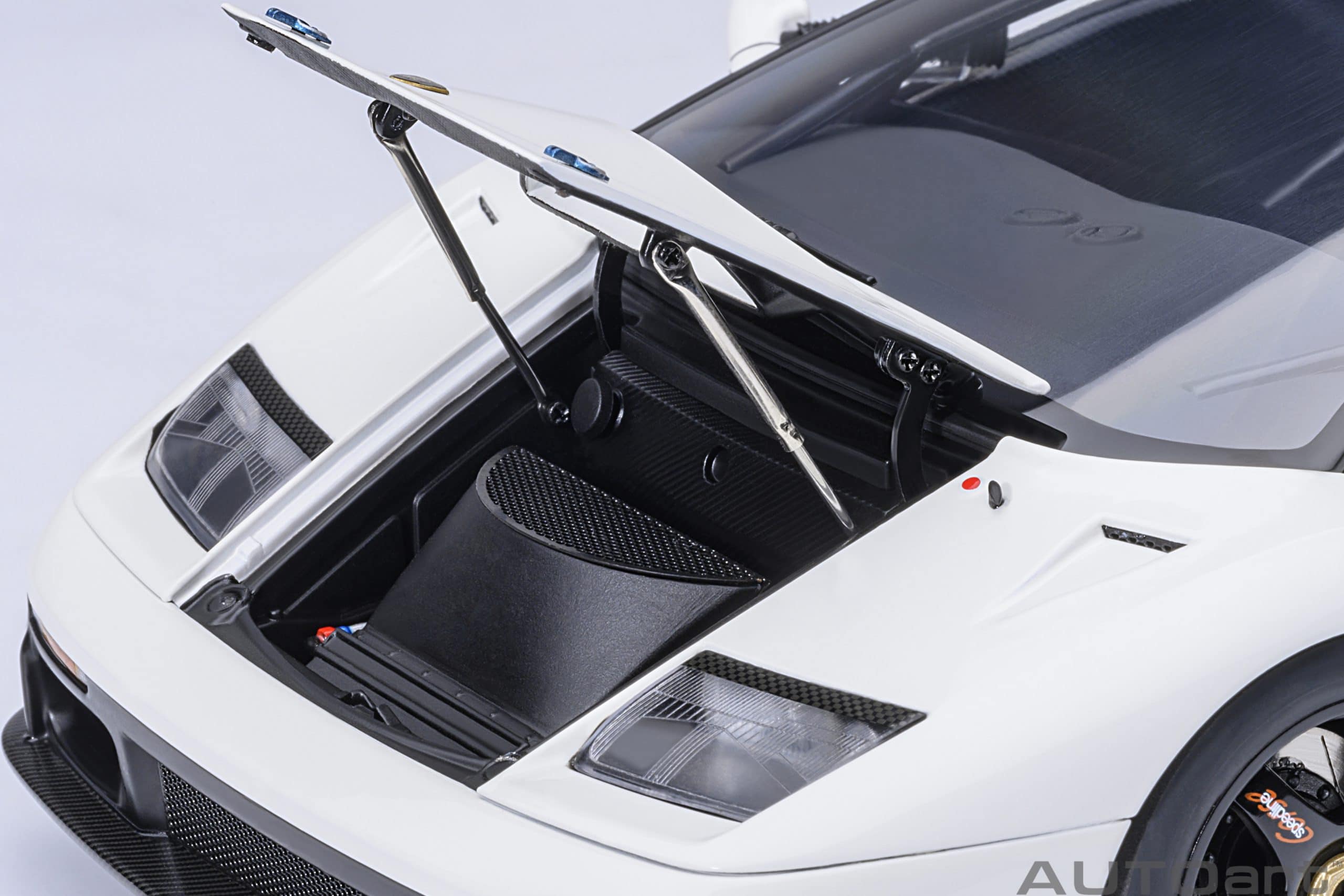AUTOart Lamborghini Diablo GTR 1999 1:18 - Impact White - Image 11
