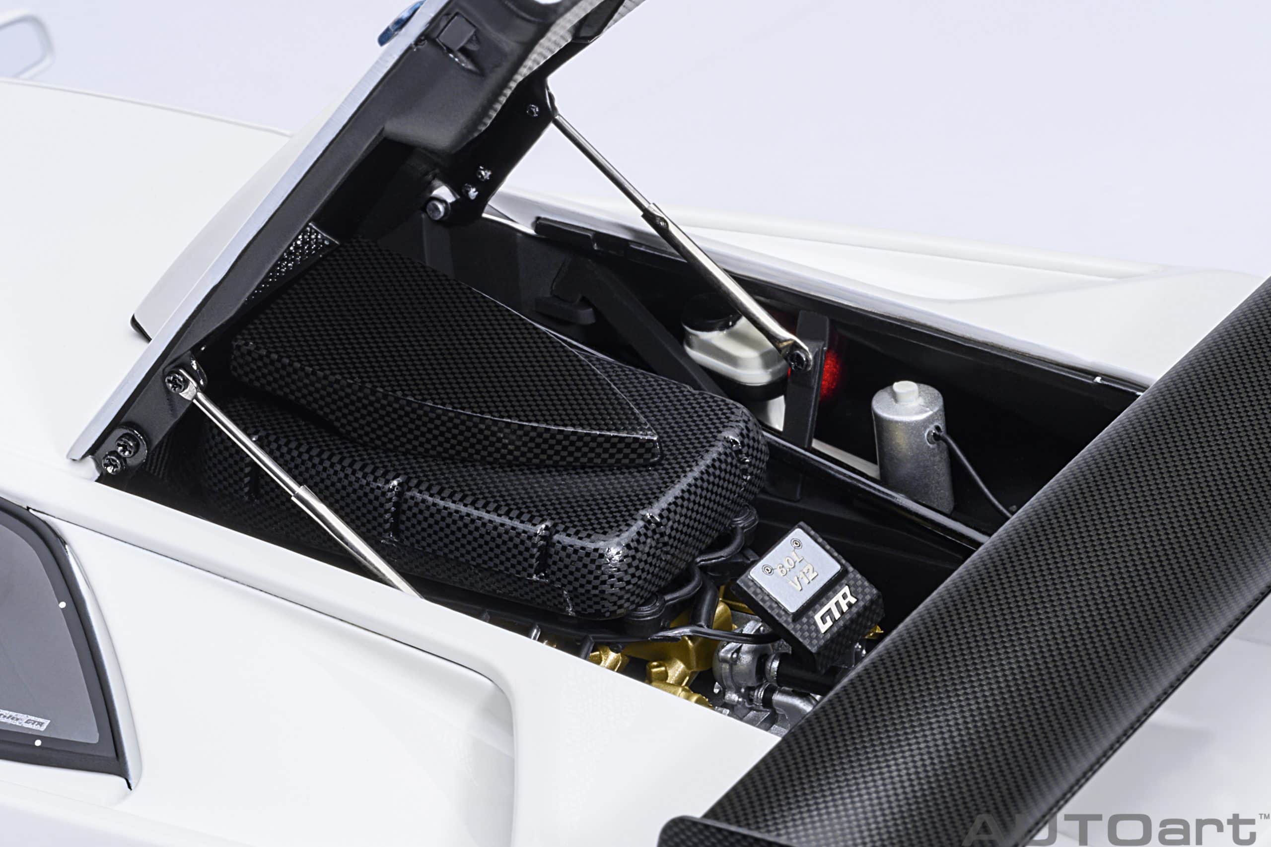 AUTOart Lamborghini Diablo GTR 1999 1:18 - Impact White - Image 13