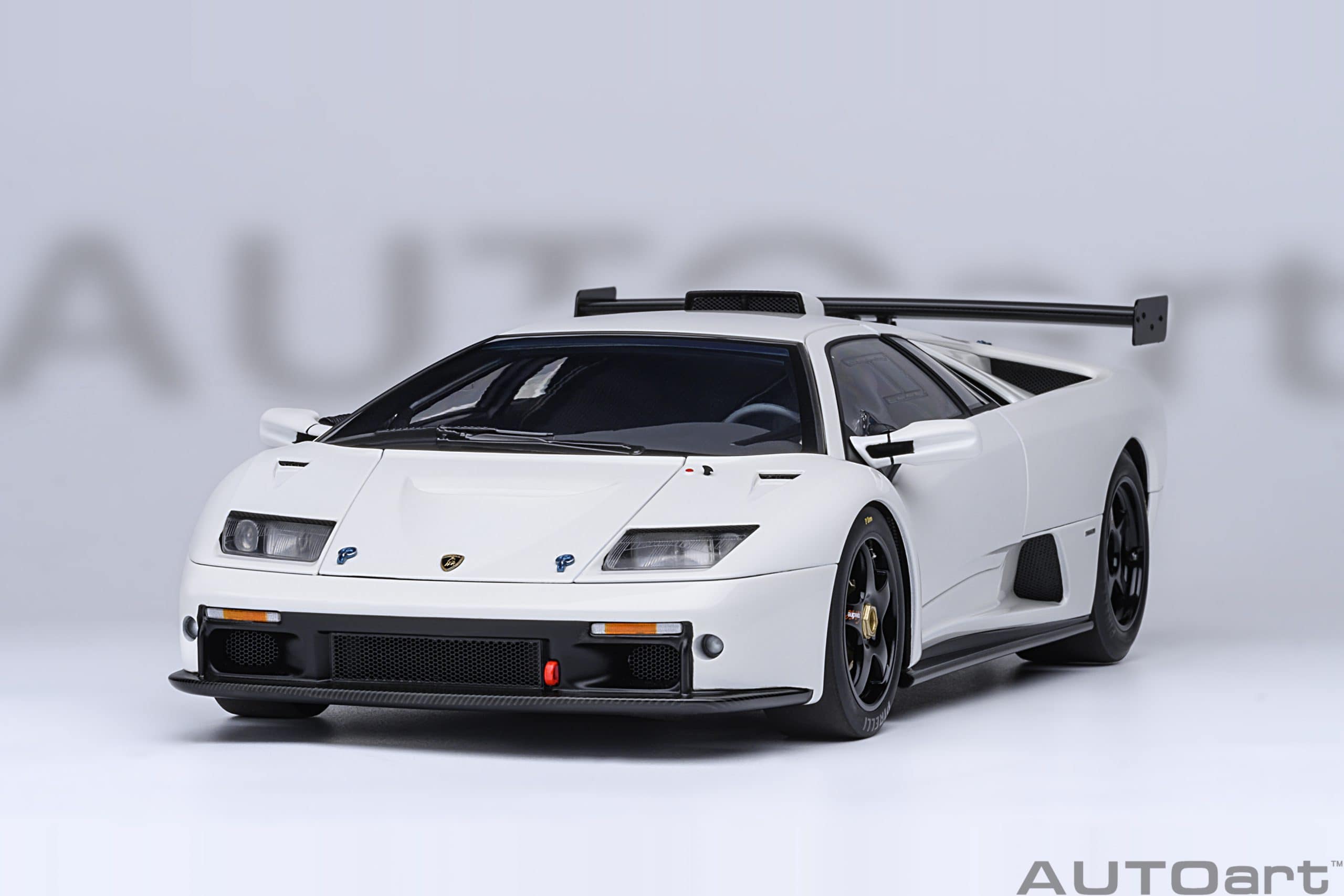 AUTOart Lamborghini Diablo GTR 1999 1:18 - Impact White - Image 19
