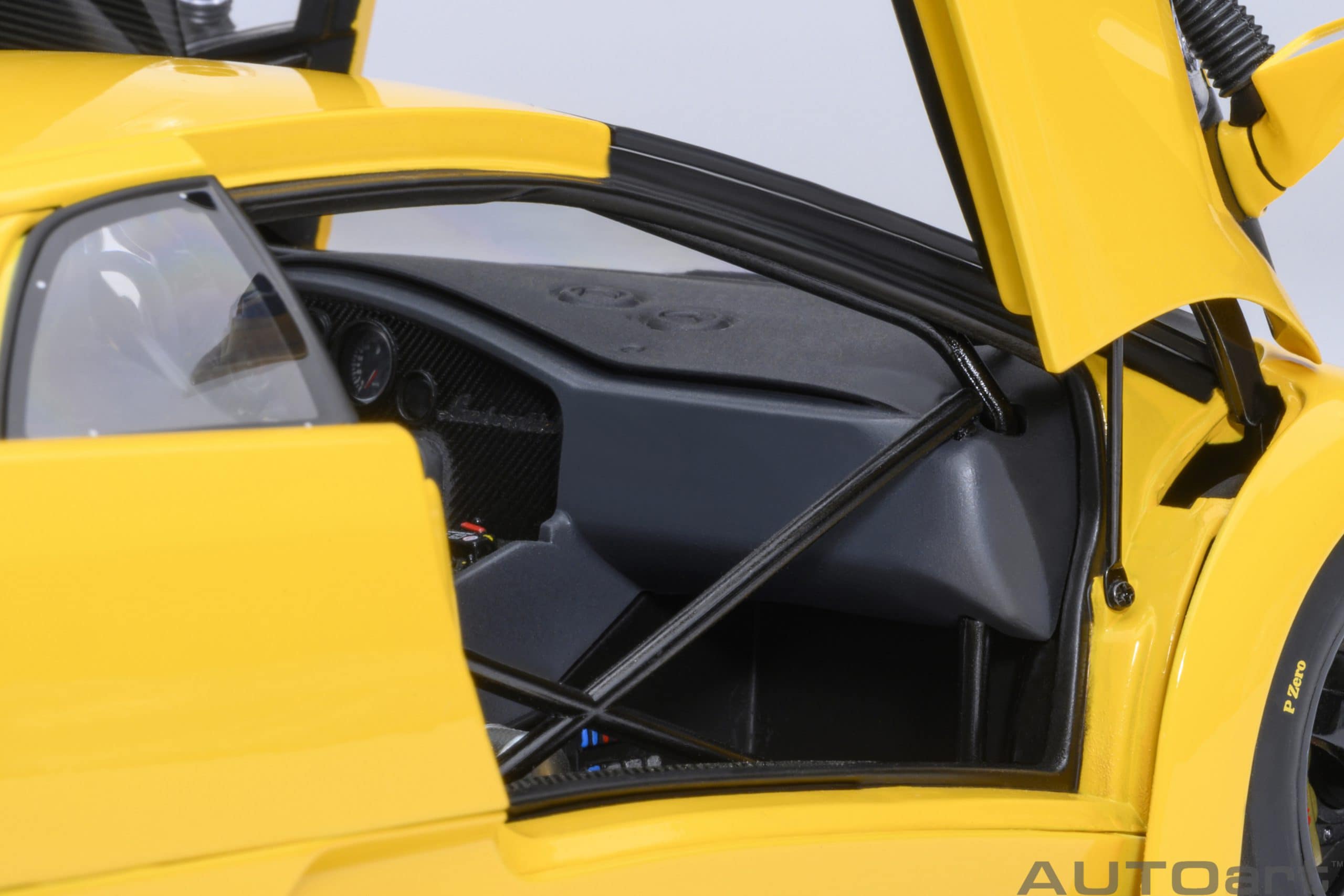 AUTOart Lamborghini Diablo GTR 1999 1:18 - Superfly Yellow - Image 10