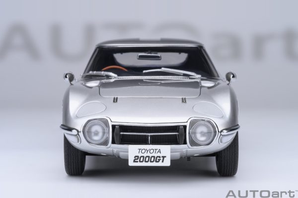 18/1 トヨタ2000GT シルバー塗装　美品 AUTOart トヨタ 2000GT 1967 1:18 - シルバー - modelcars24