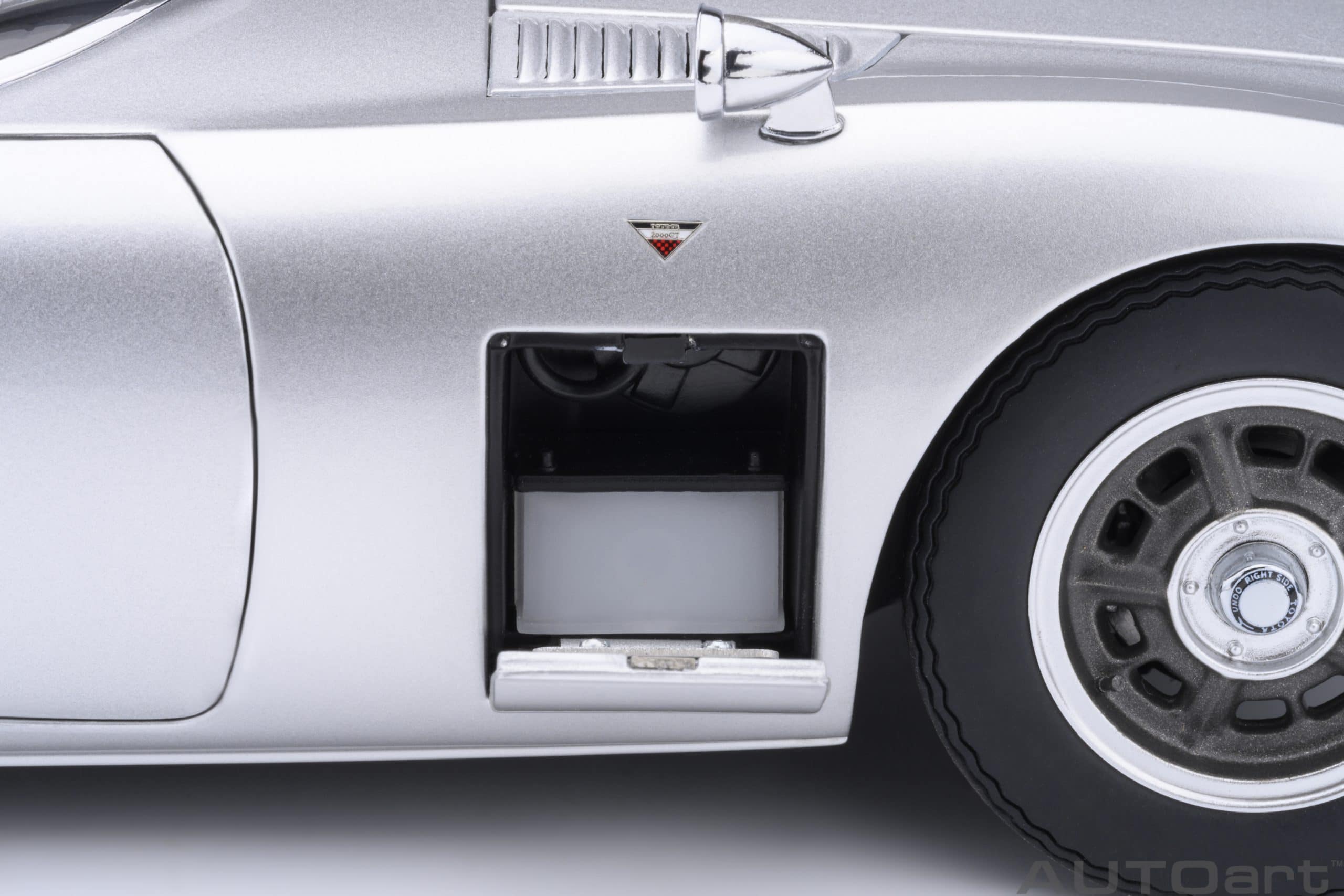 AUTOart トヨタ 2000GT 1967 1:18 - シルバー - modelcars24