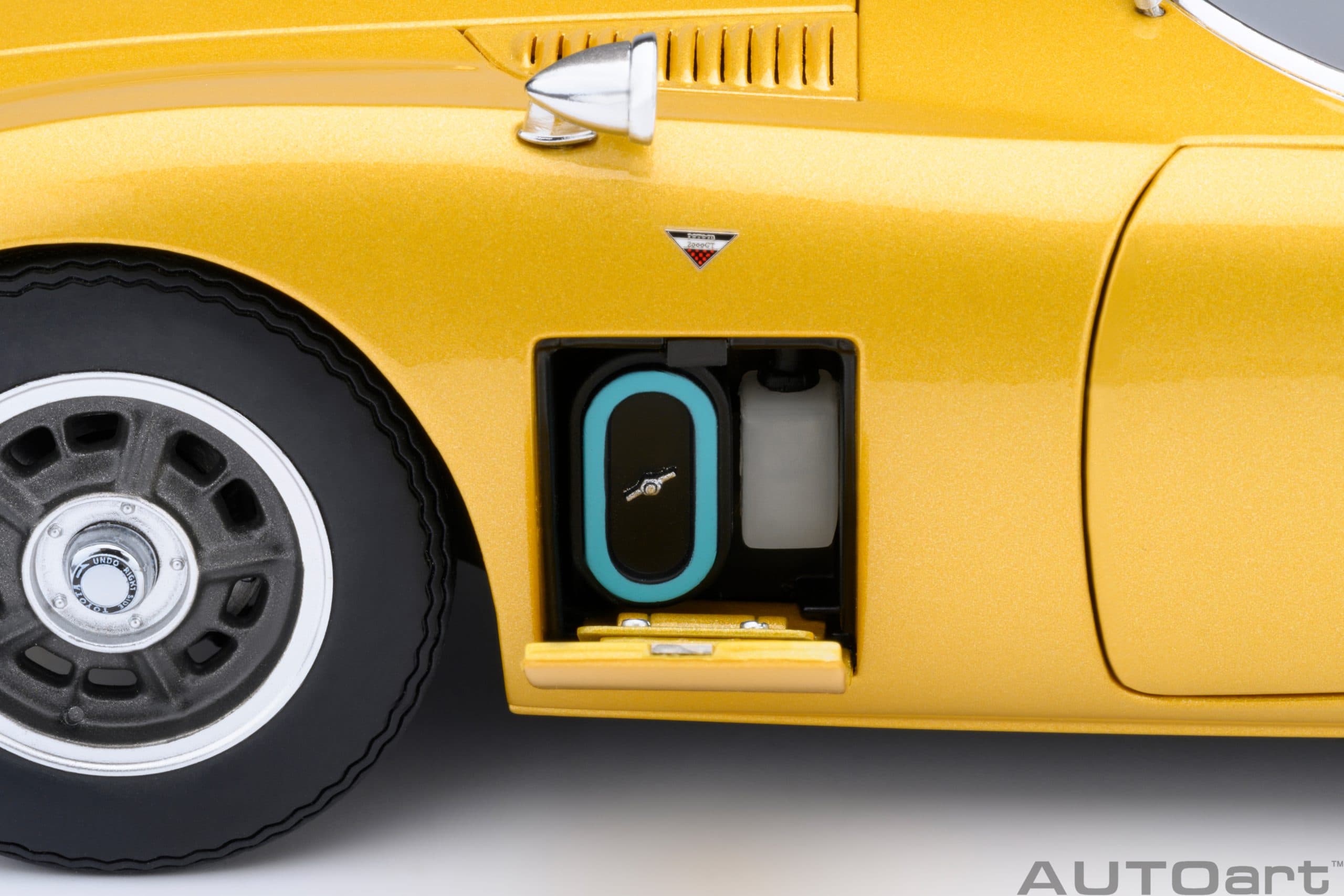 AUTOart Toyota 2000GT 1967 1:18 - Gold - Image 14