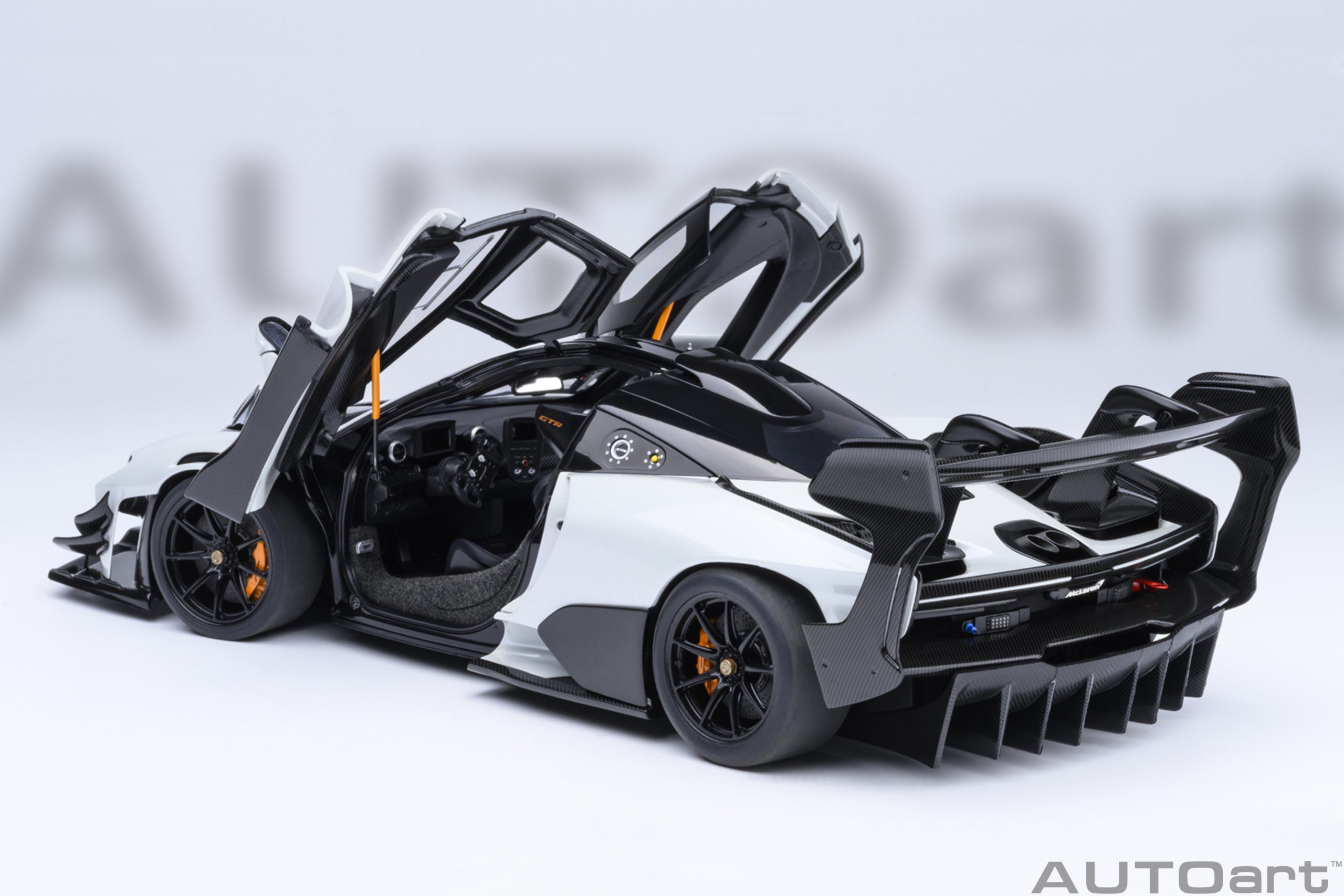 AUTOart マクラーレン・セナ GTR 2019 1:18 - シリカホワイト