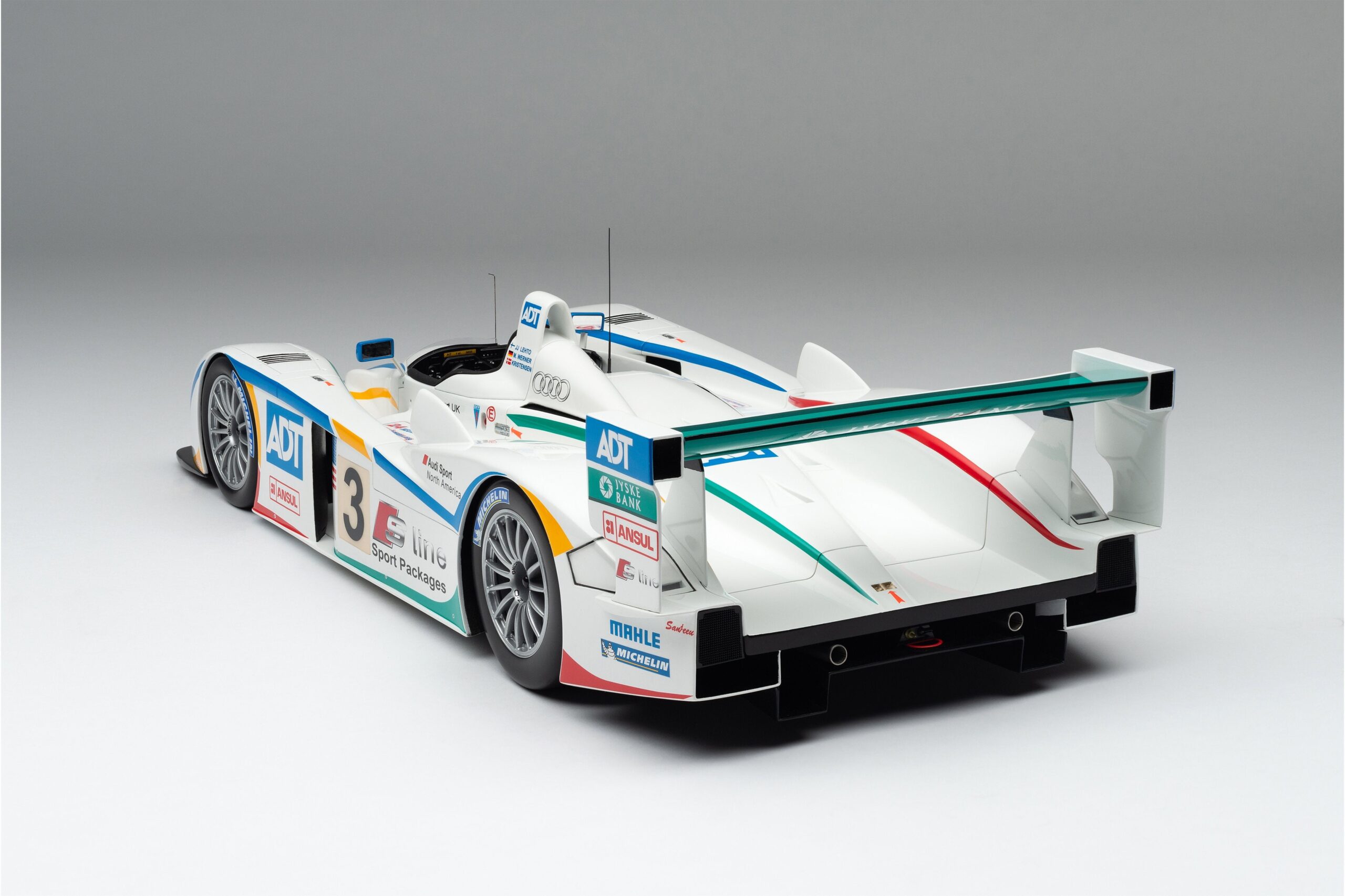 Amalgam Audi R8 2005 Le Mans Winner ADT Champion Racing No. 3 - Rot | 1:8 - 画像12
