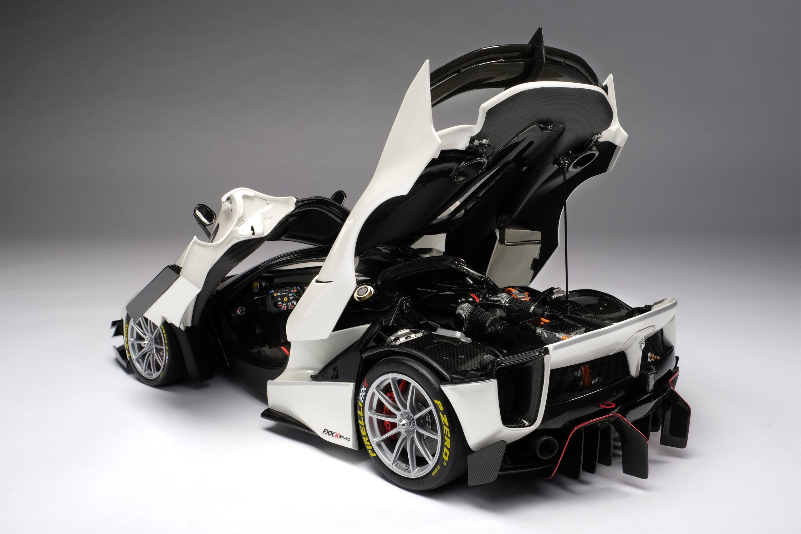 Amalgam Ferrari FXX K Evo (2017) - Weiß | 1:8 - 画像14