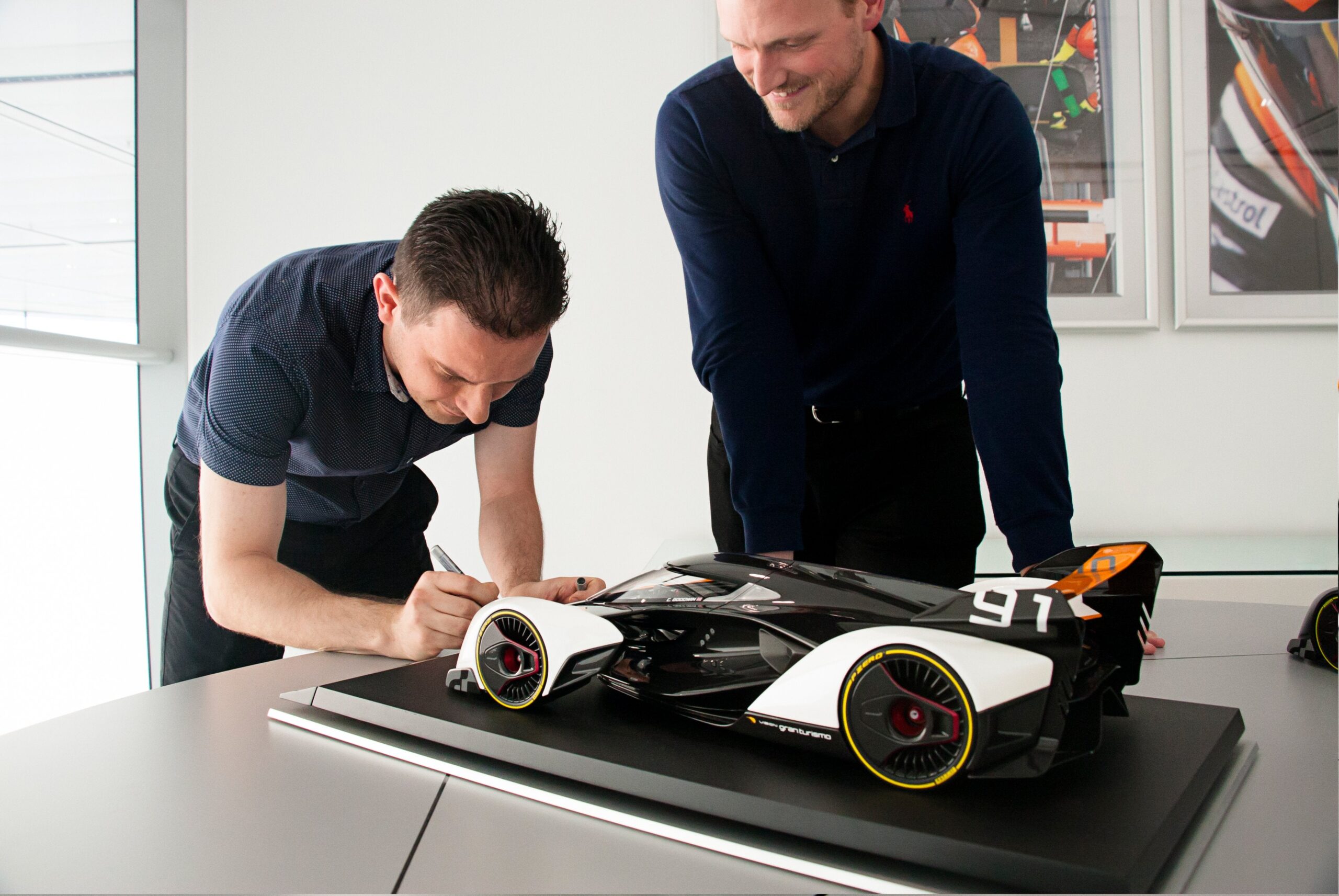 Amalgam McLaren Ultimate Vision Gran Turismo (2017) Signed Edition - Mehrfarbig | 1:8 - Image 6