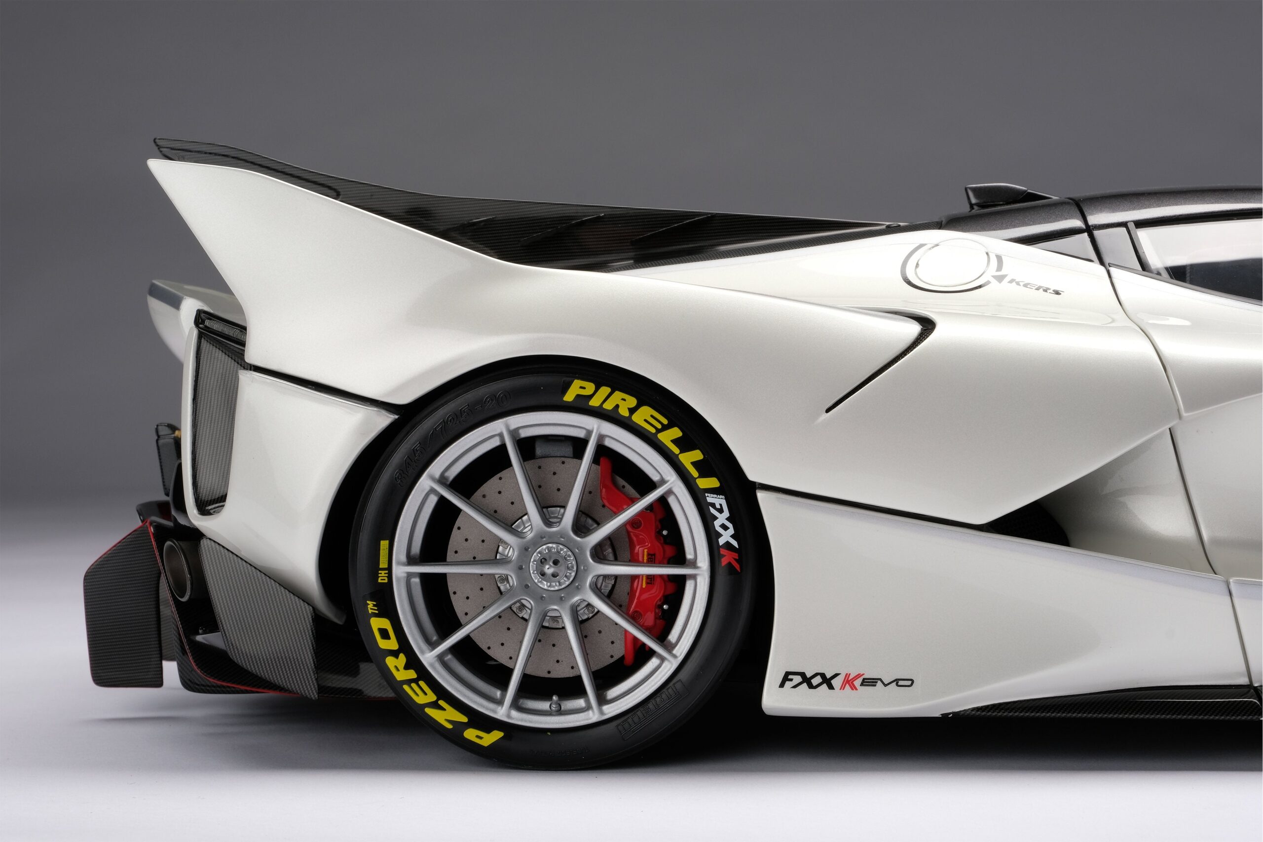 Amalgam Ferrari FXX K Evo (2017) - Weiß | 1:8 - 画像17
