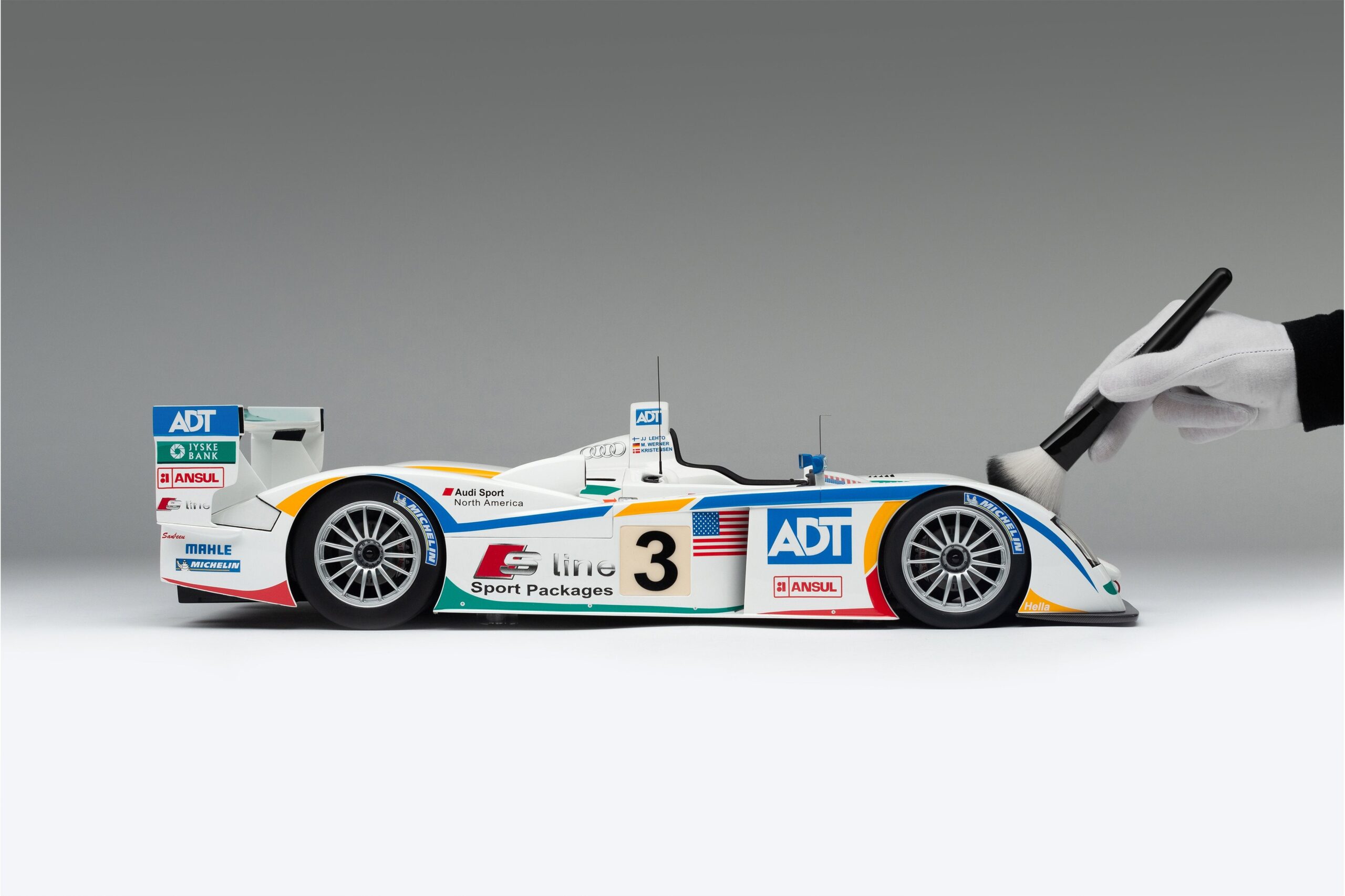 Amalgam Audi R8 2005 Le Mans Winner ADT Champion Racing No. 3 - Rot | 1:8 - 画像3
