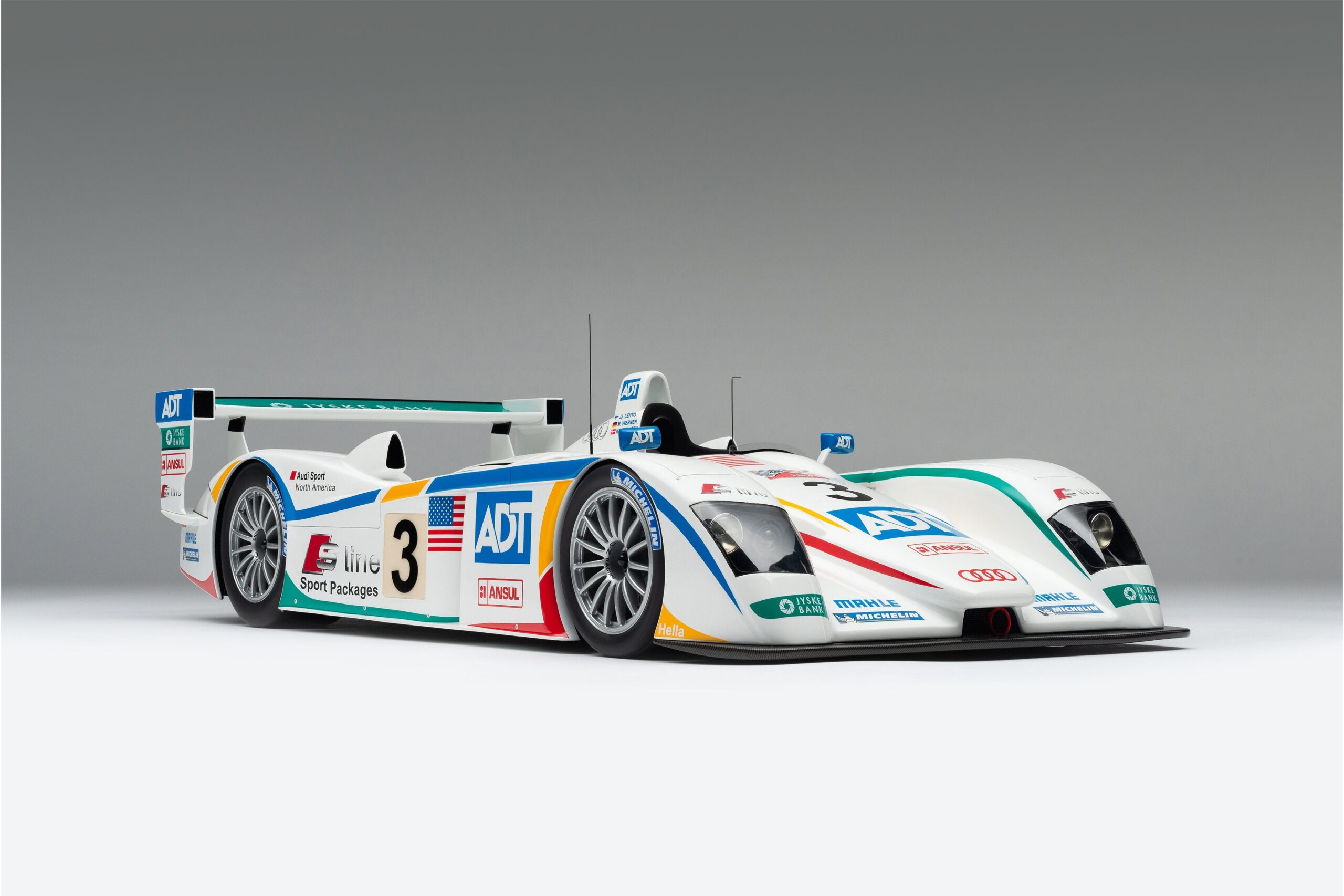 アマルガム アウディ R8 2005 ル・マン優勝 ADTチャンピオン・レーシング No. 3 - レッド | 1:8