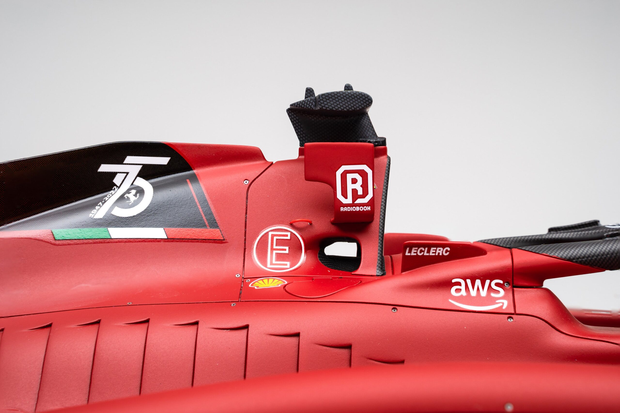 Amalgam Ferrari F1-75 2022 Bahrain Grand Prix - Dunkelrot | 1:8 - 画像17