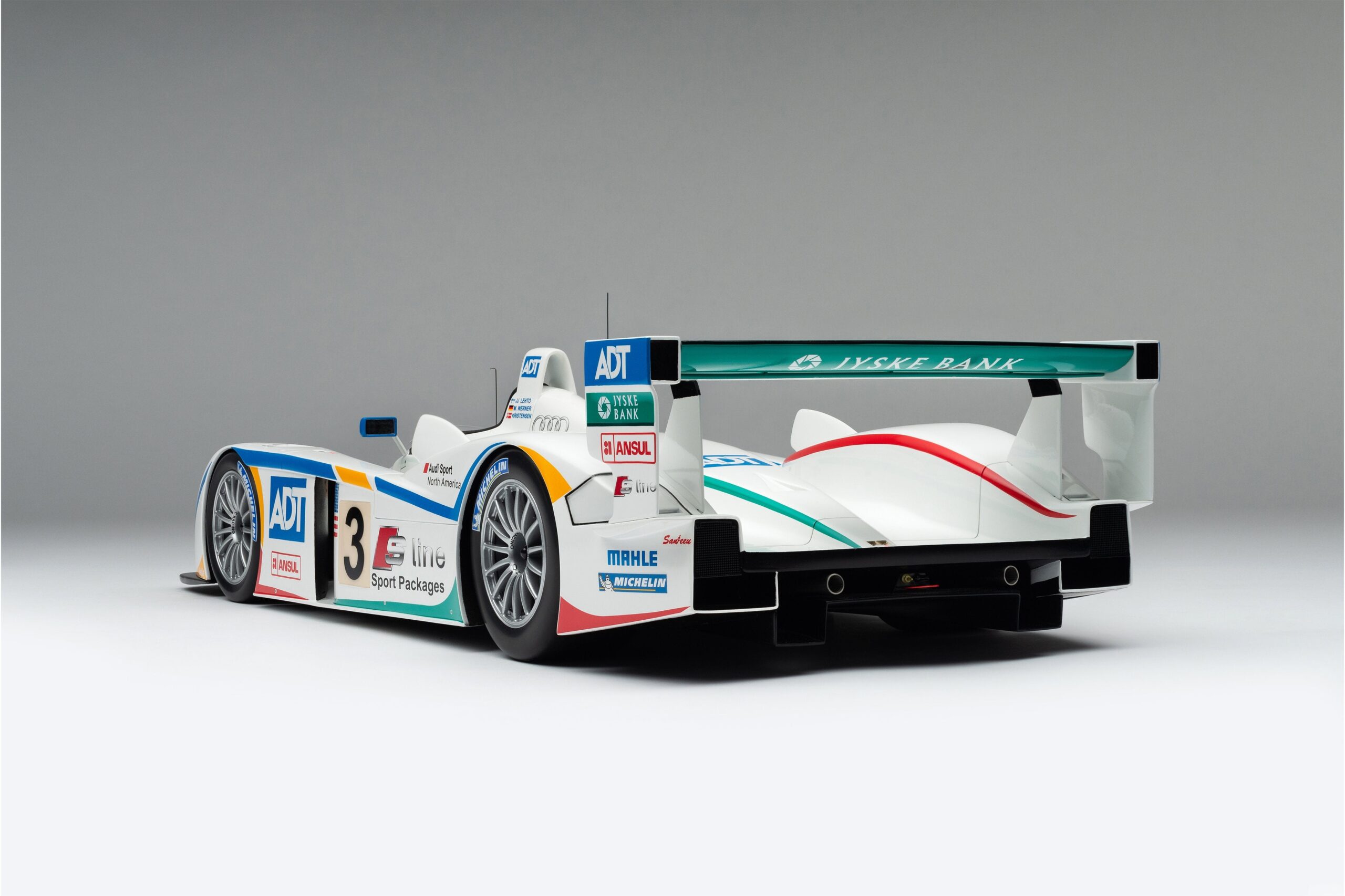 Amalgam Audi R8 2005 Le Mans Winner ADT Champion Racing No. 3 - Rot | 1:8 - 画像5