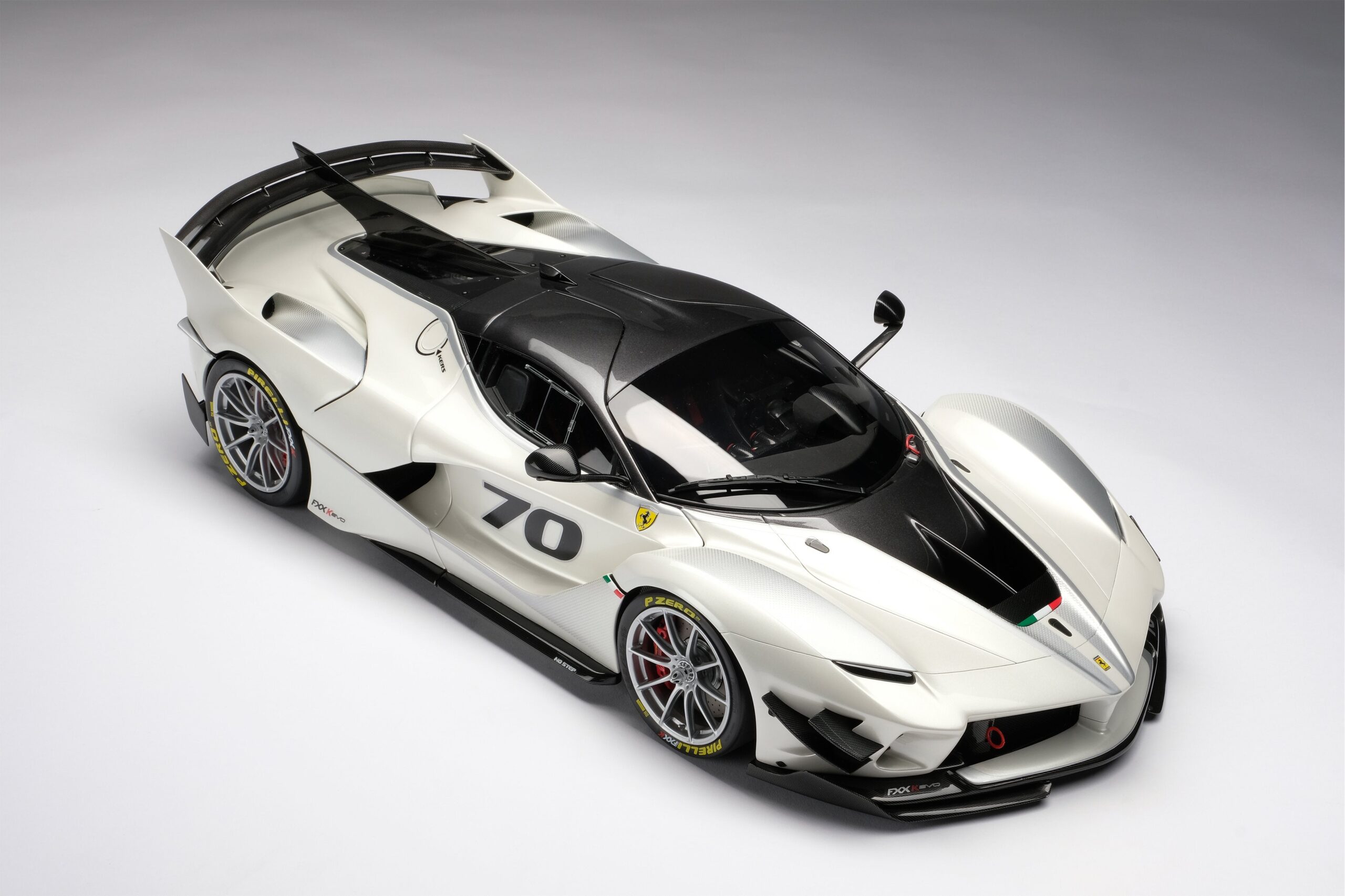 Amalgam Ferrari FXX K Evo (2017) - Weiß | 1:8 - 画像6