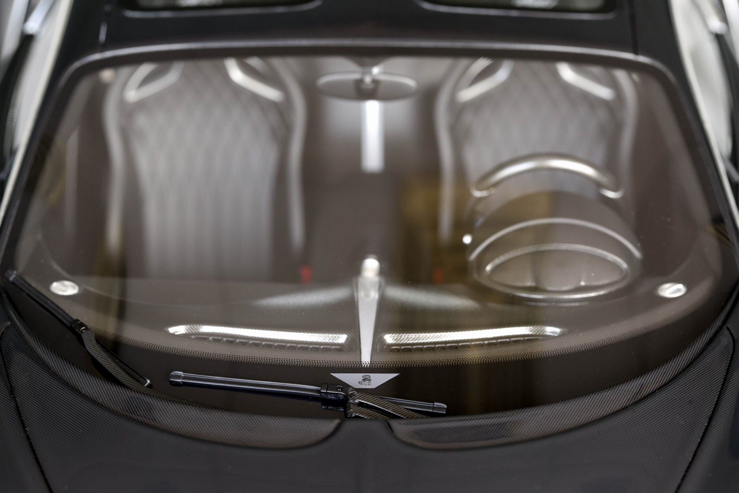 MR Collection Bugatti Chiron Sport Noire Elegance | 1:8 - Image 4