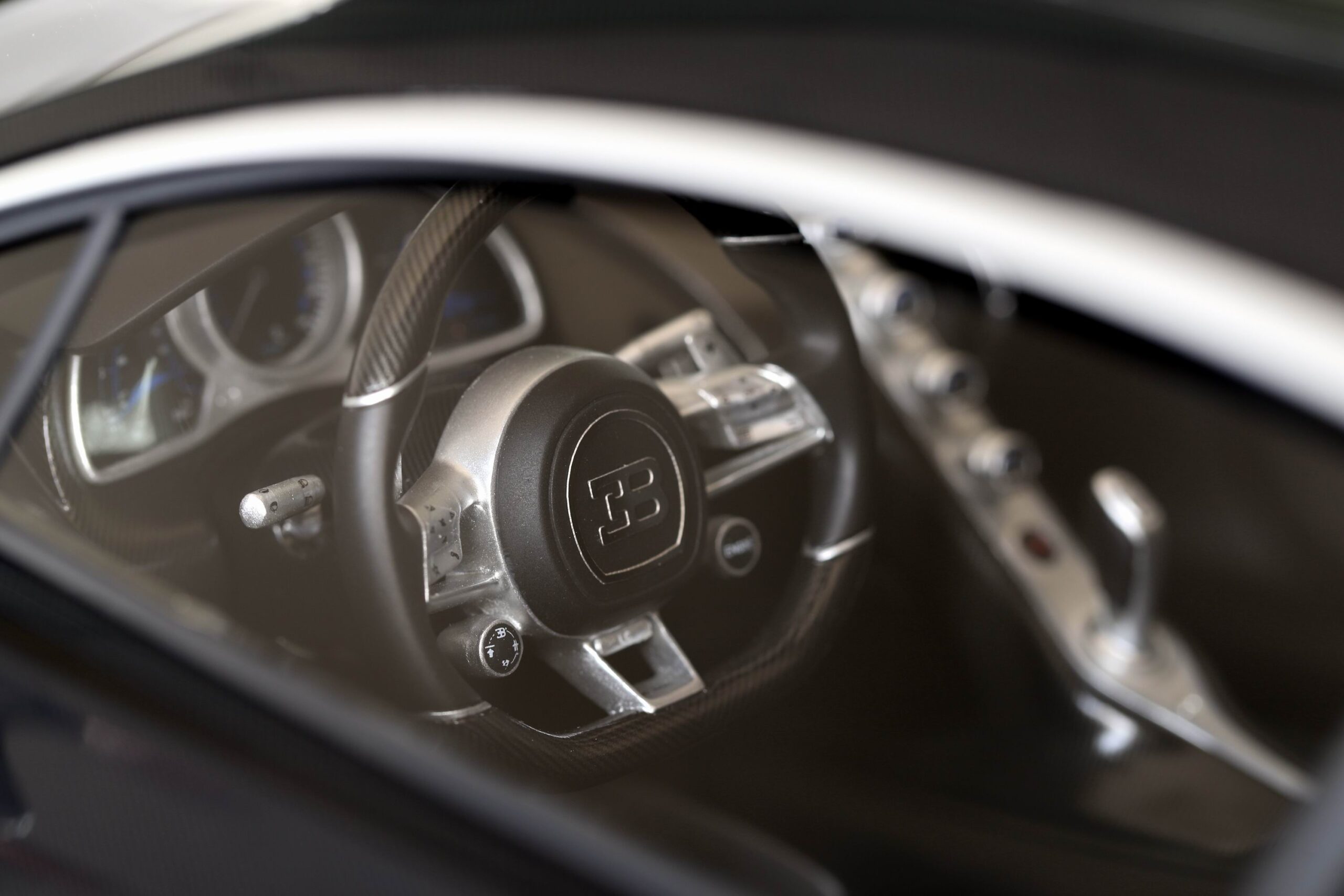 MR Collection Bugatti Chiron Sport Noire Elegance | 1:8 - Image 5