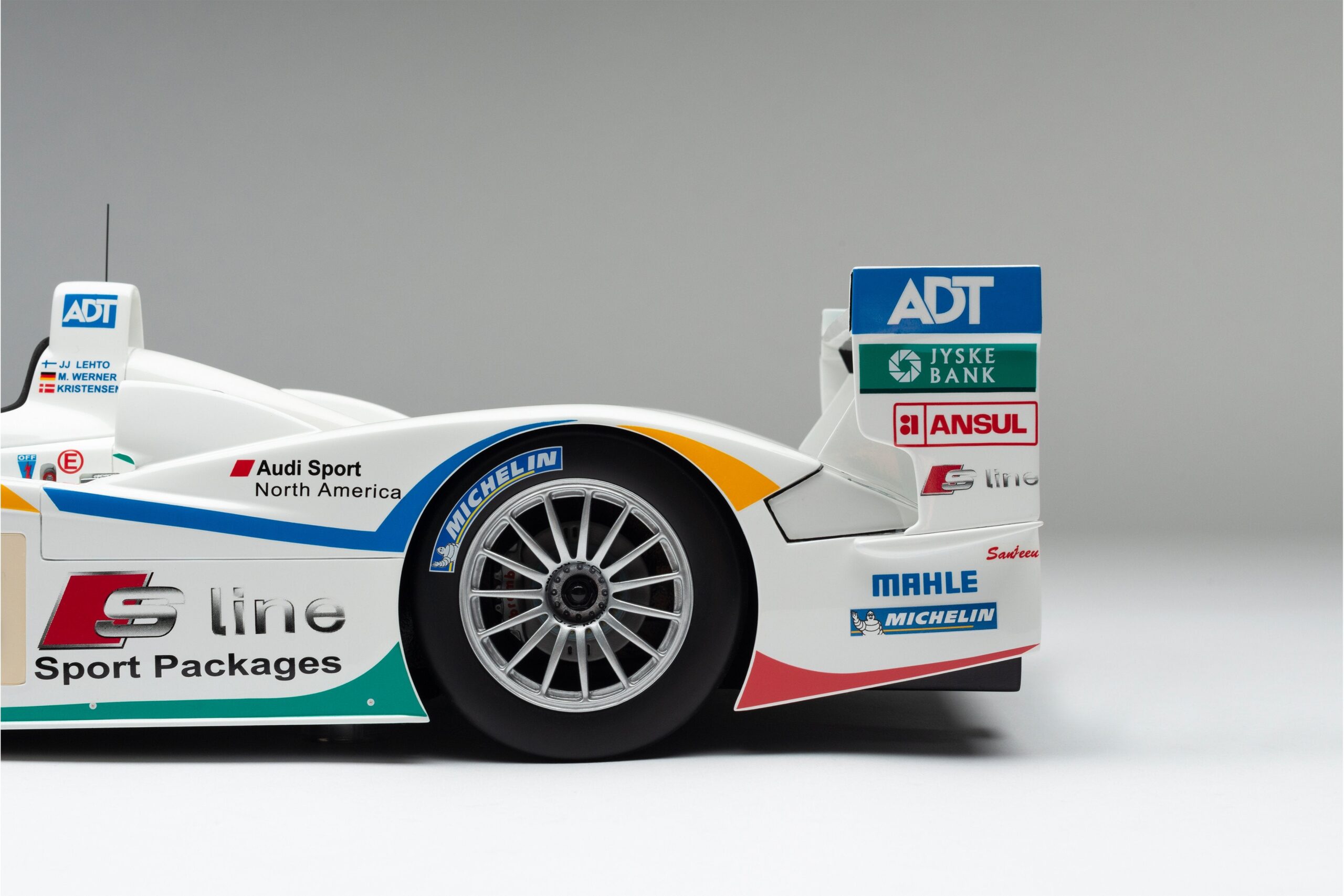 Amalgam Audi R8 2005 Le Mans Winner ADT Champion Racing No. 3 - Rot | 1:8 - 画像11