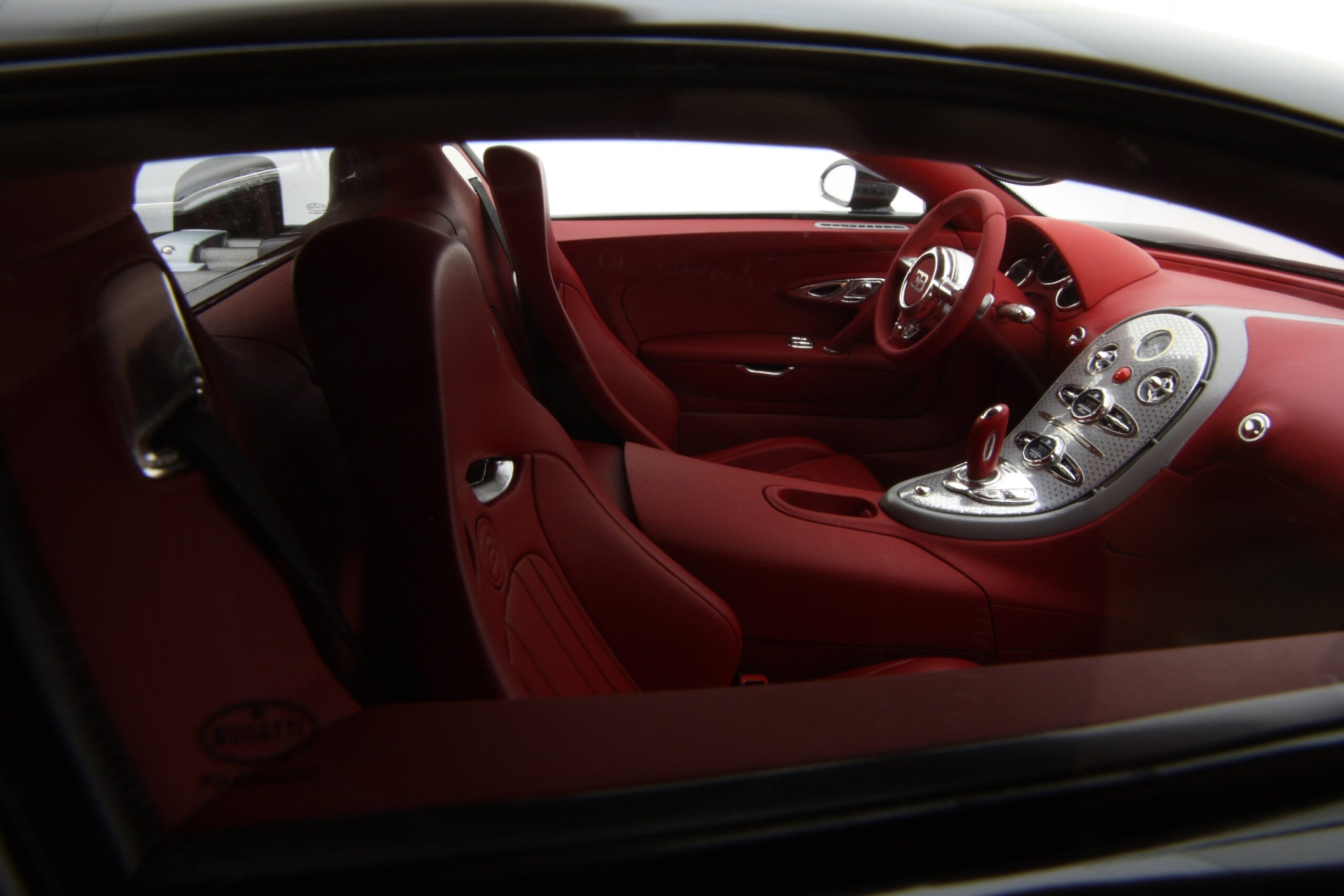 Amalgam Bugatti Veyron (2005) - Schwarz/Rot | 1:8 - 画像4