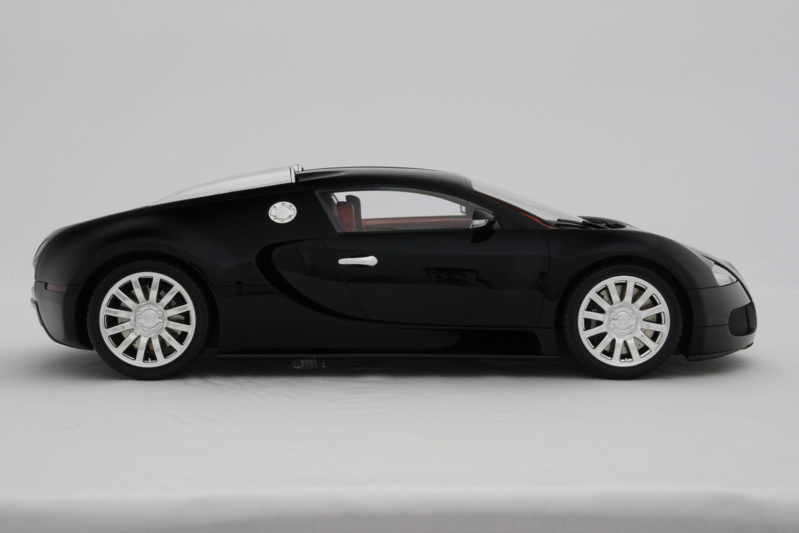Amalgam Bugatti Veyron (2005) - Schwarz/Rot | 1:8 - 画像3
