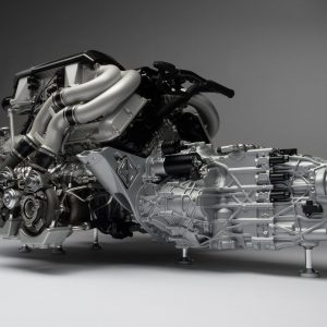 Amalgam ブガッティ シロン 8.0L W16 エンジンおよびトランスミッション (2016) - シルバー、ブルー & ブラック | 1:4