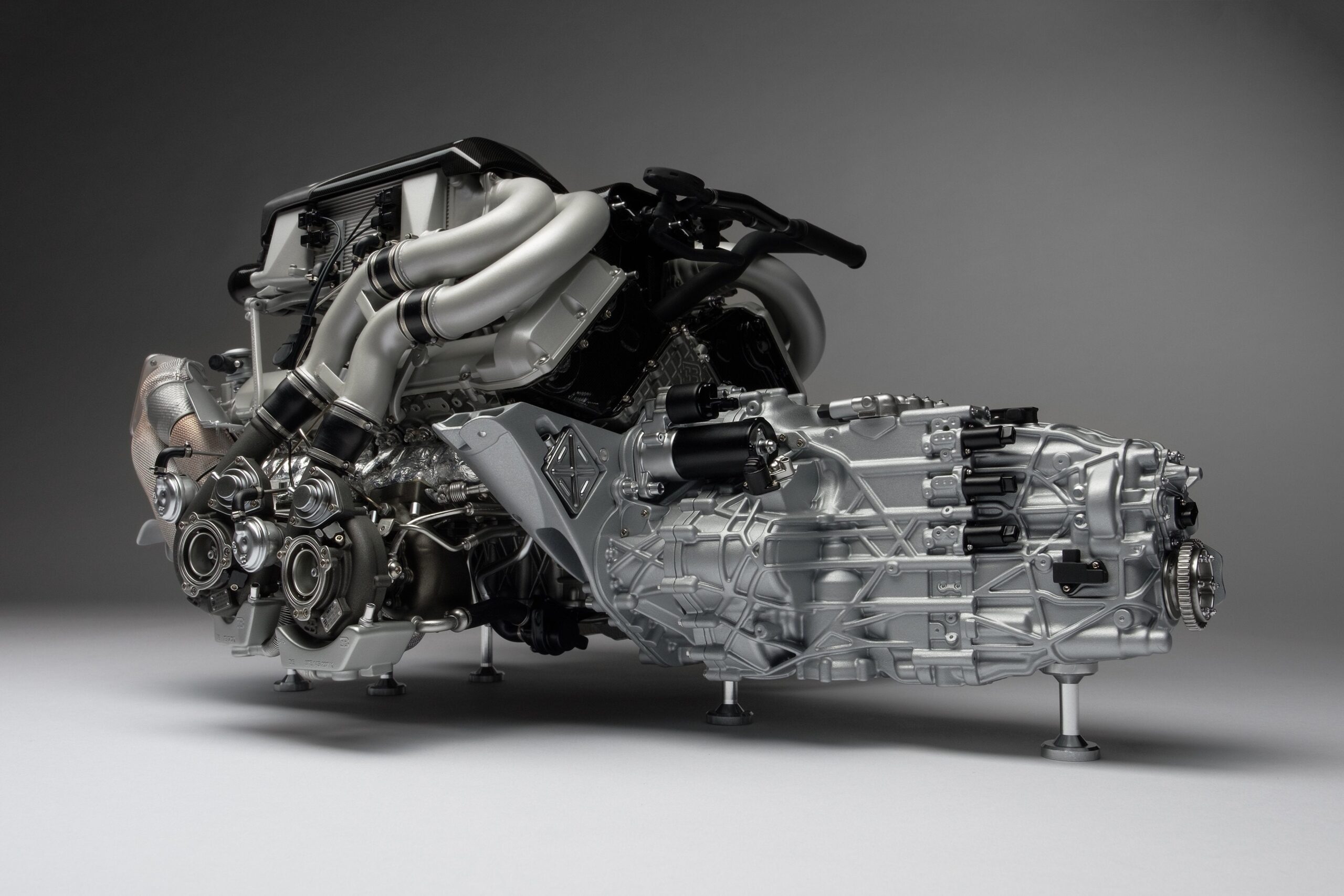 Moteur et transmission Amalgam Bugatti Chiron 8.0L W16 (2016) - Argent, Bleu & Noir | 1:4