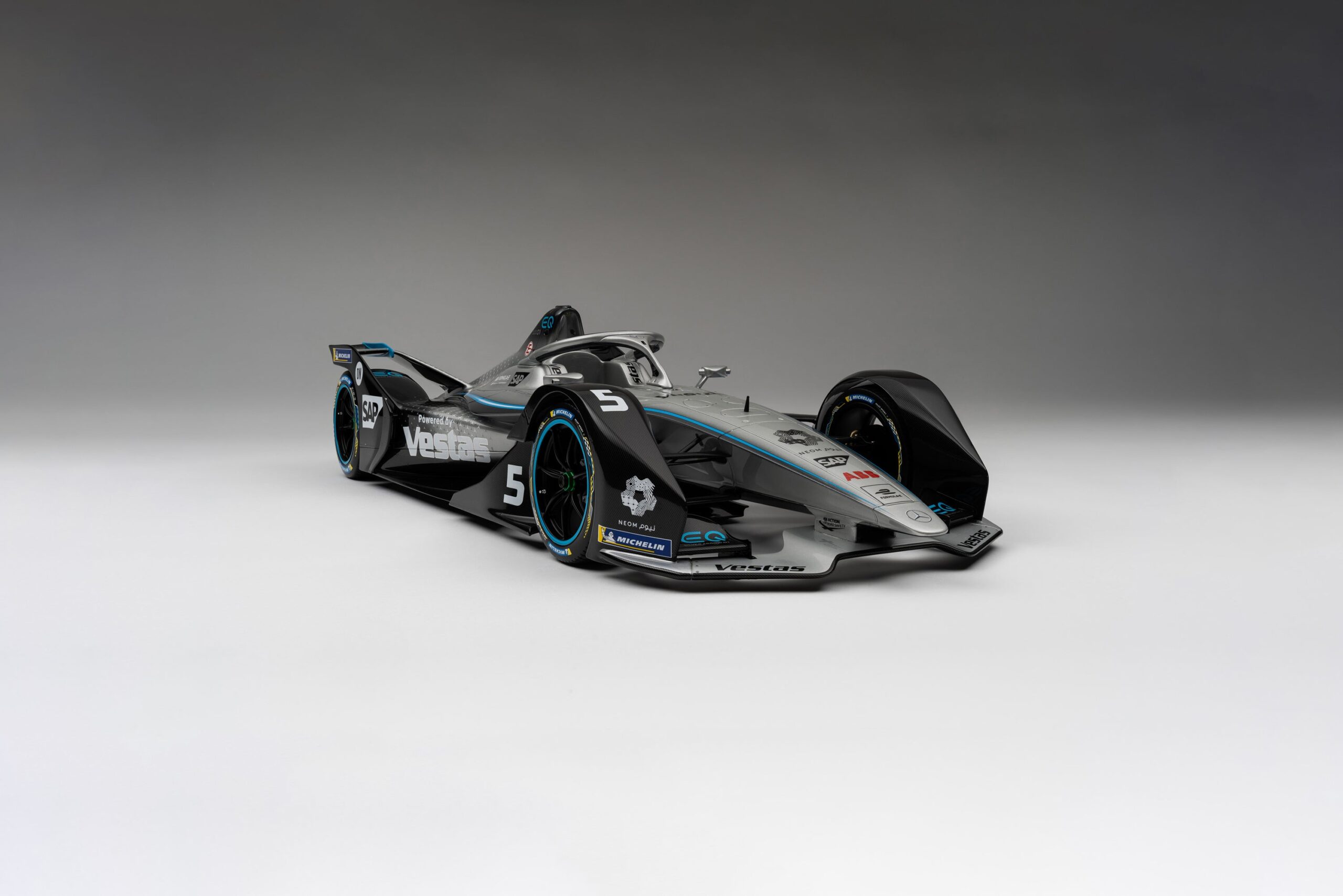 Amalgam Mercedes-Benz EQ Silver Arrow 01 Gen2 Season 6 (2019) - Silber | 1:8 - Image 2