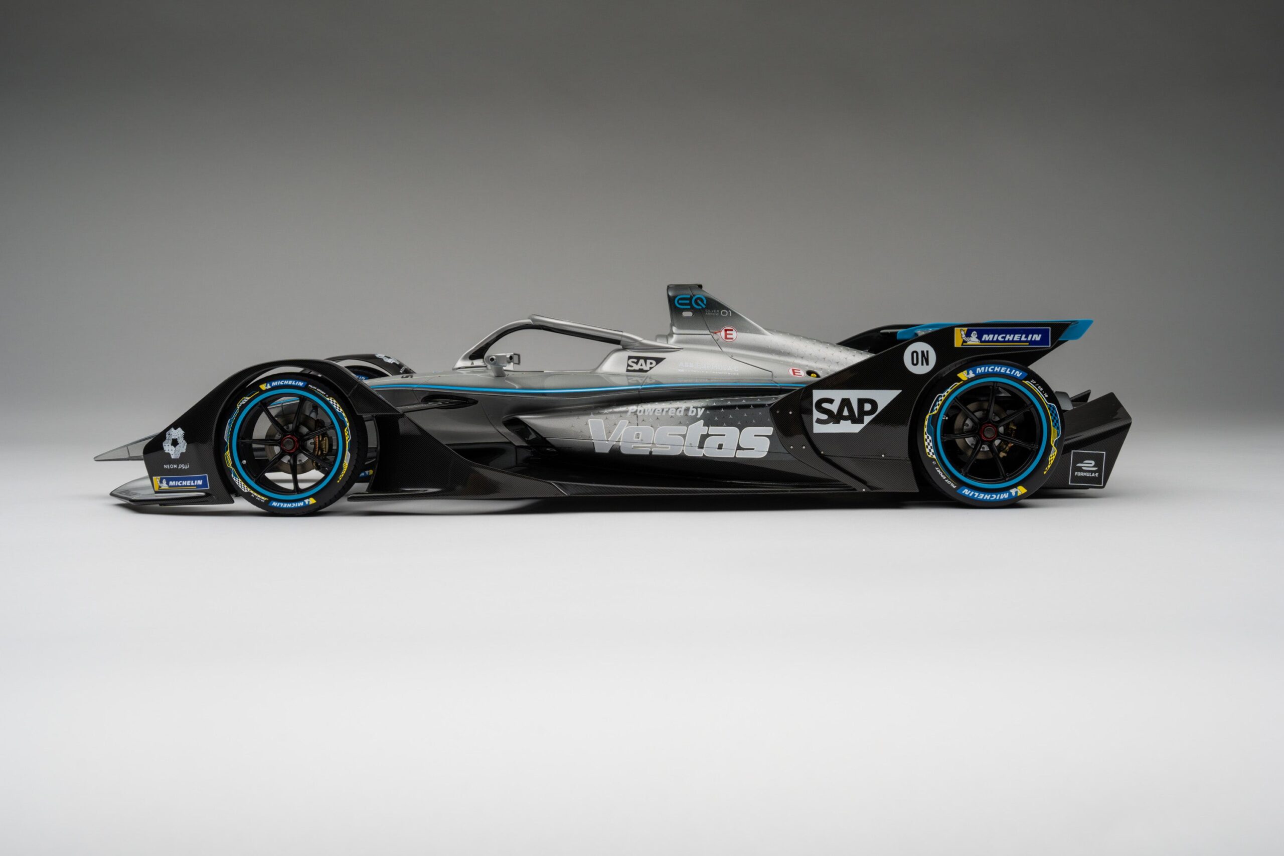 Amalgam Mercedes-Benz EQ Silver Arrow 01 Gen2 Season 6 (2019) - Silber | 1:8 - Image 13