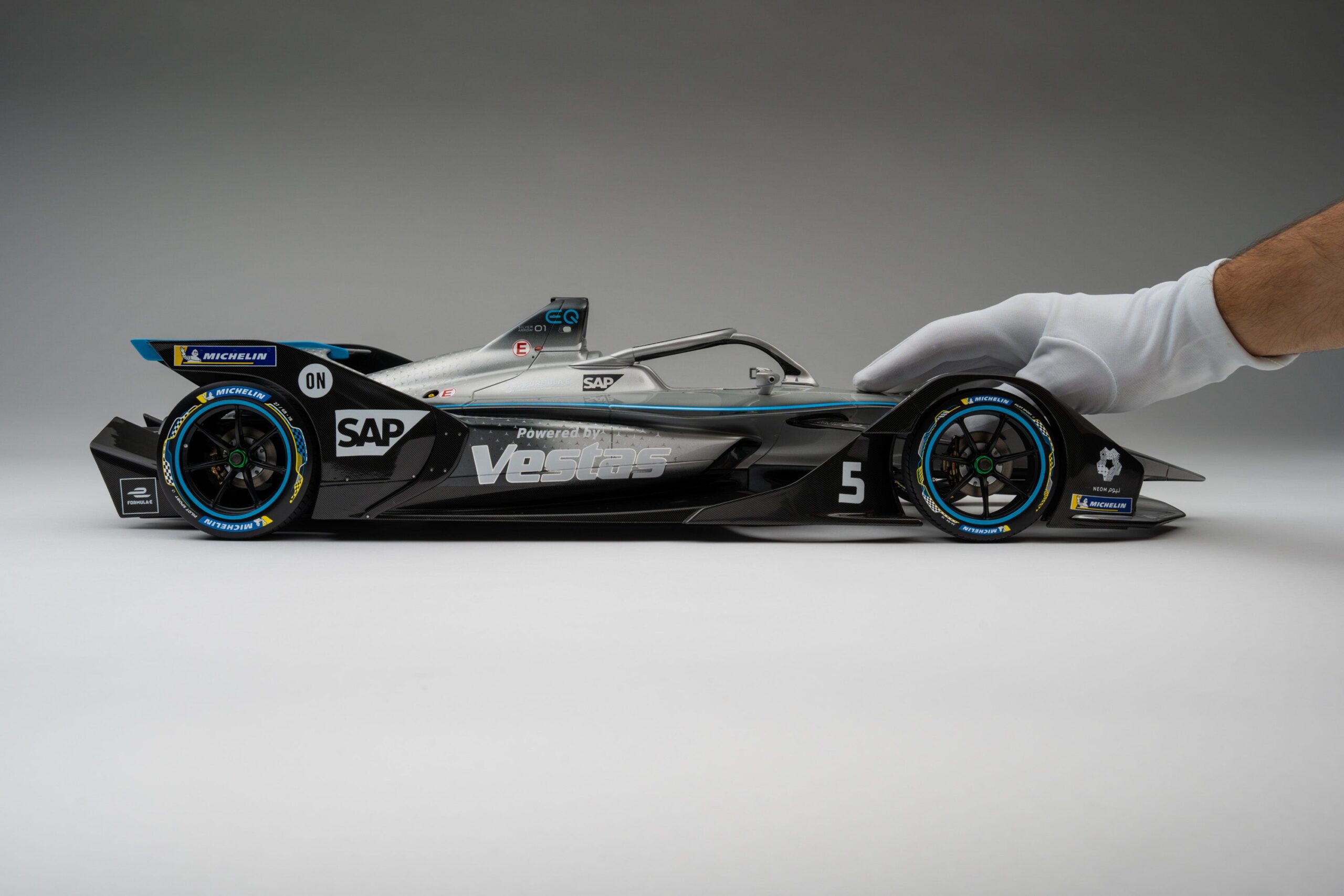Amalgam Mercedes-Benz EQ Silver Arrow 01 Gen2 Season 6 (2019) - Silber | 1:8 - Image 10