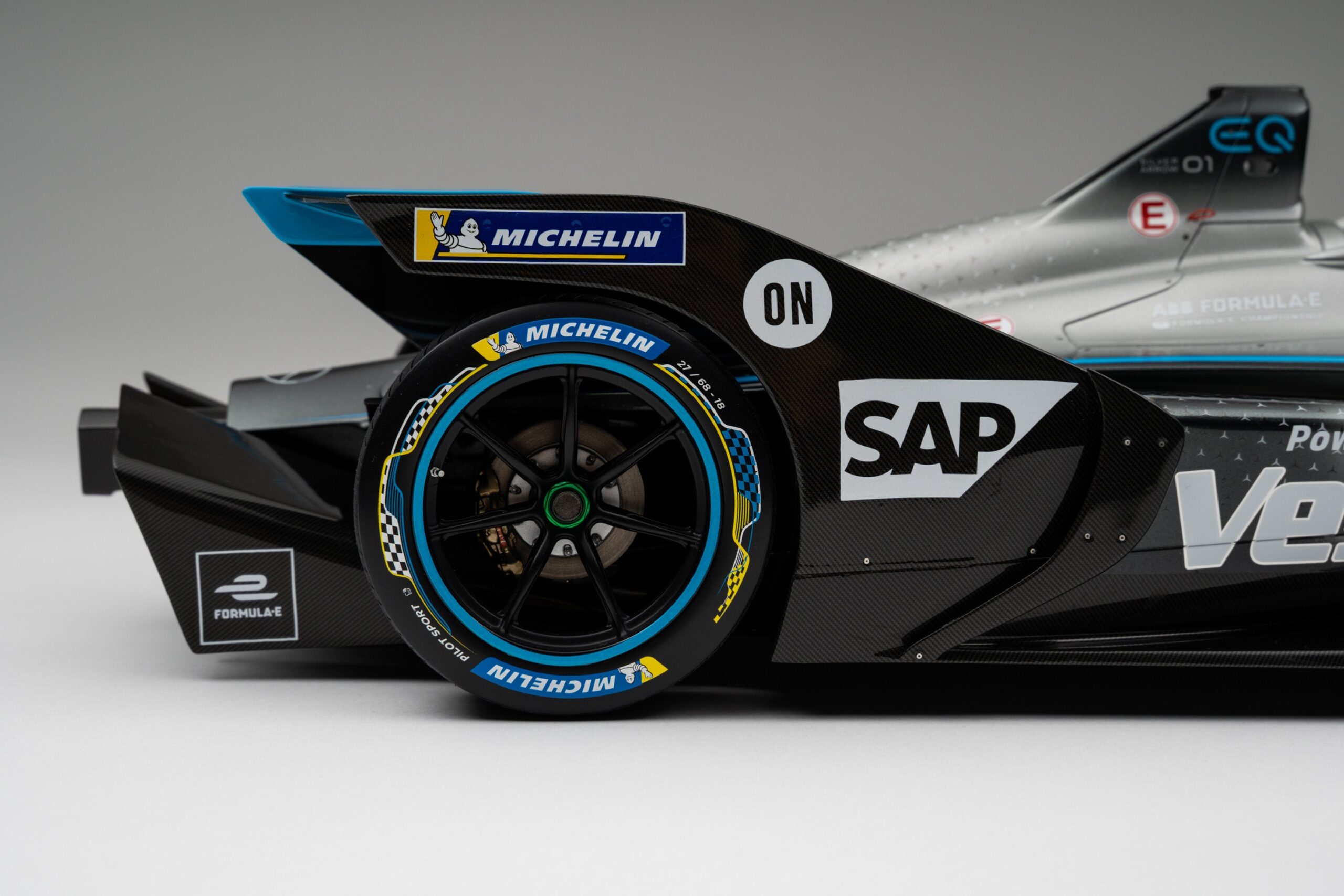 Amalgam Mercedes-Benz EQ Silver Arrow 01 Gen2 Season 6 (2019) - Silber | 1:8 - Image 9