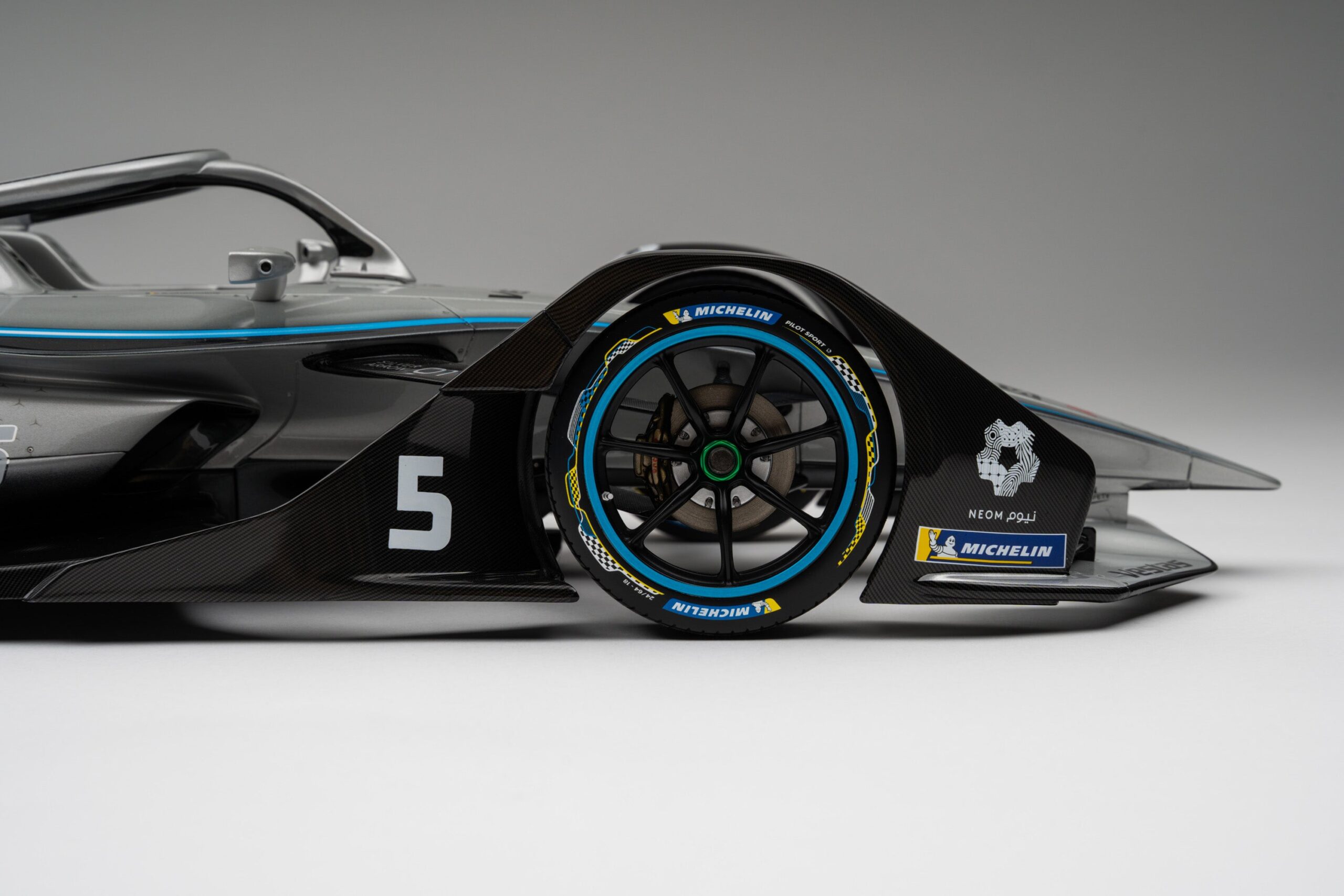 Amalgam Mercedes-Benz EQ Silver Arrow 01 Gen2 Season 6 (2019) - Silber | 1:8 - Image 12