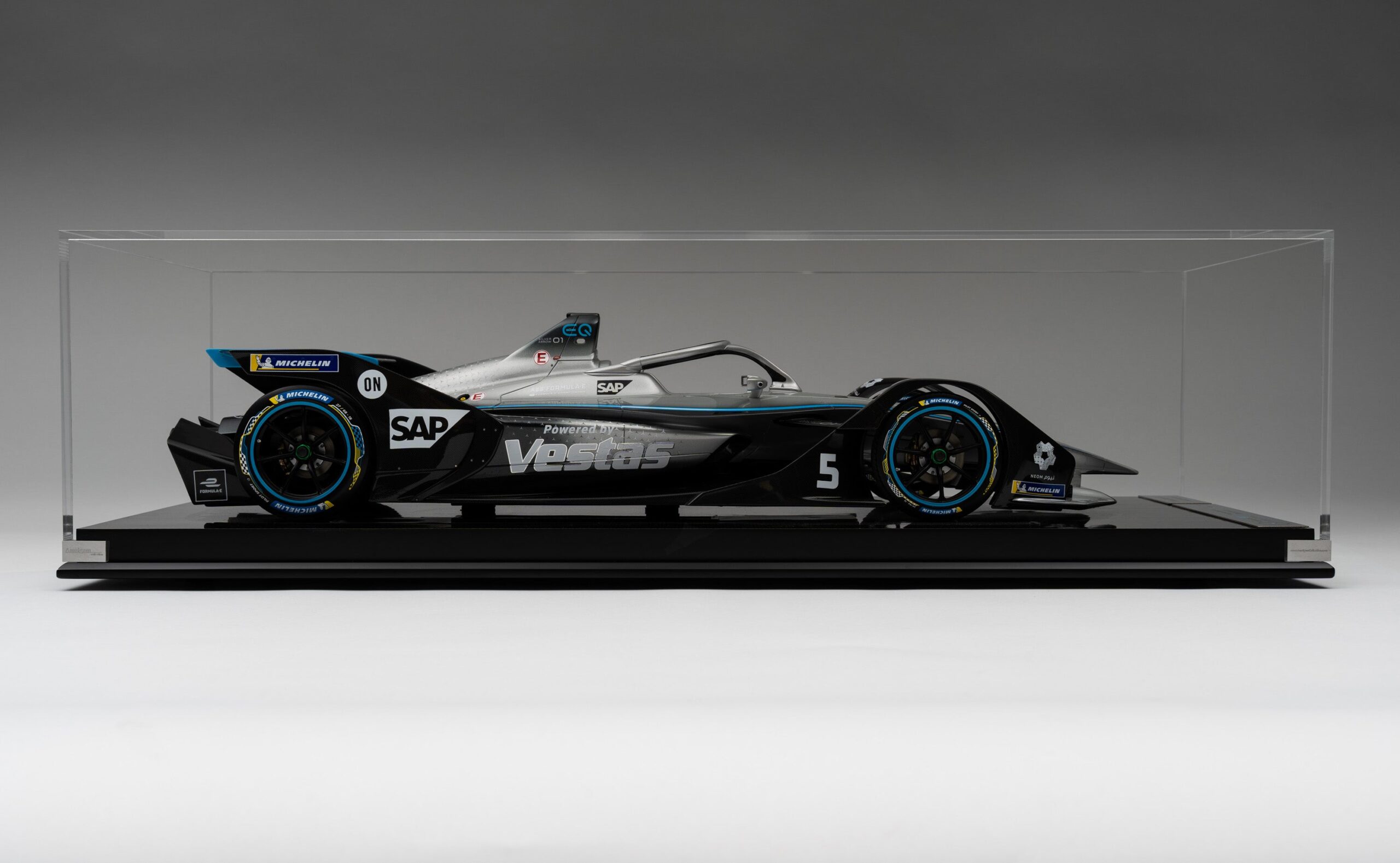 Amalgam Mercedes-Benz EQ Silver Arrow 01 Gen2 Season 6 (2019) - Silber | 1:8 - Image 14