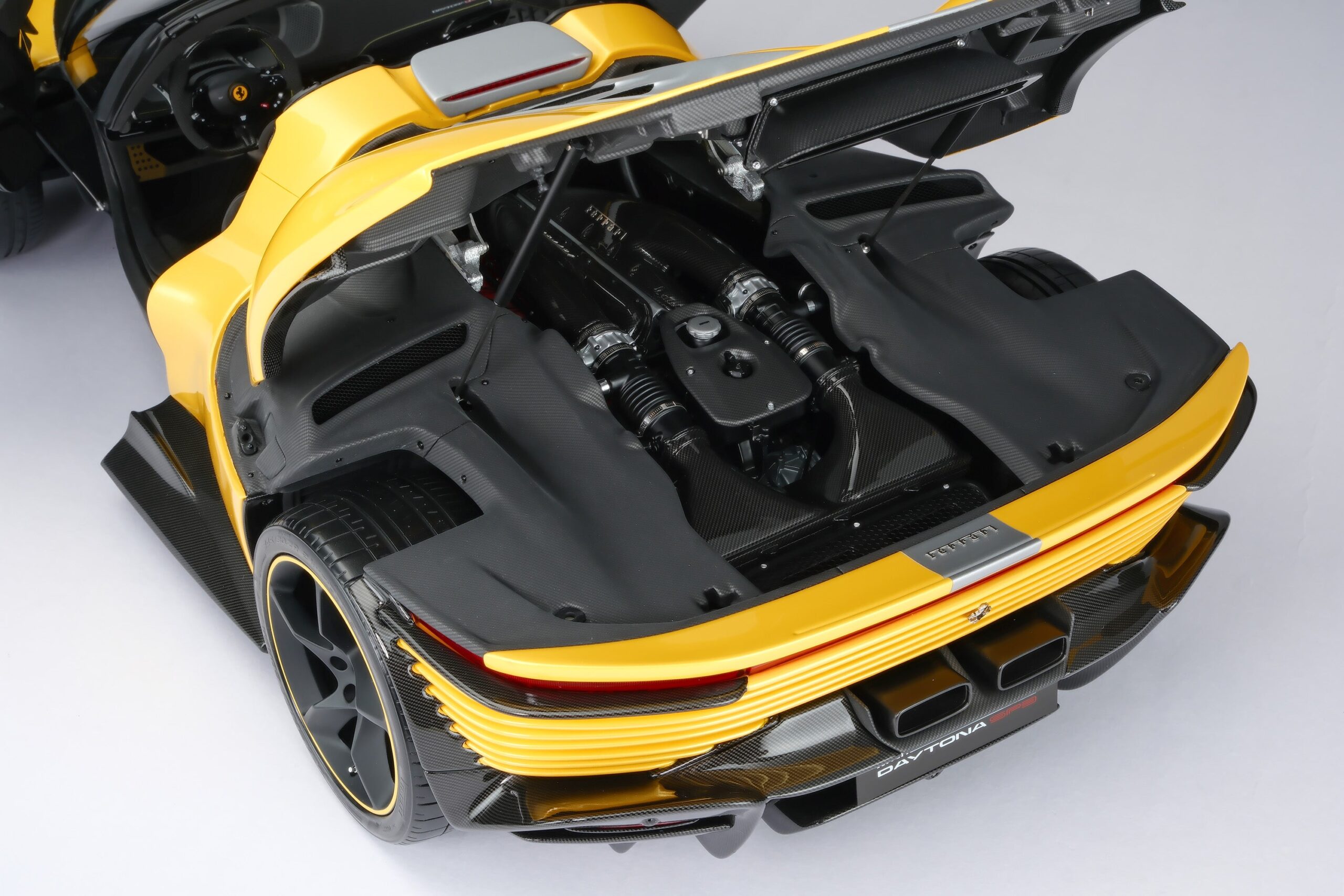 Amalgam Ferrari Daytona SP3 Tailor Made | 1:8 - 画像3