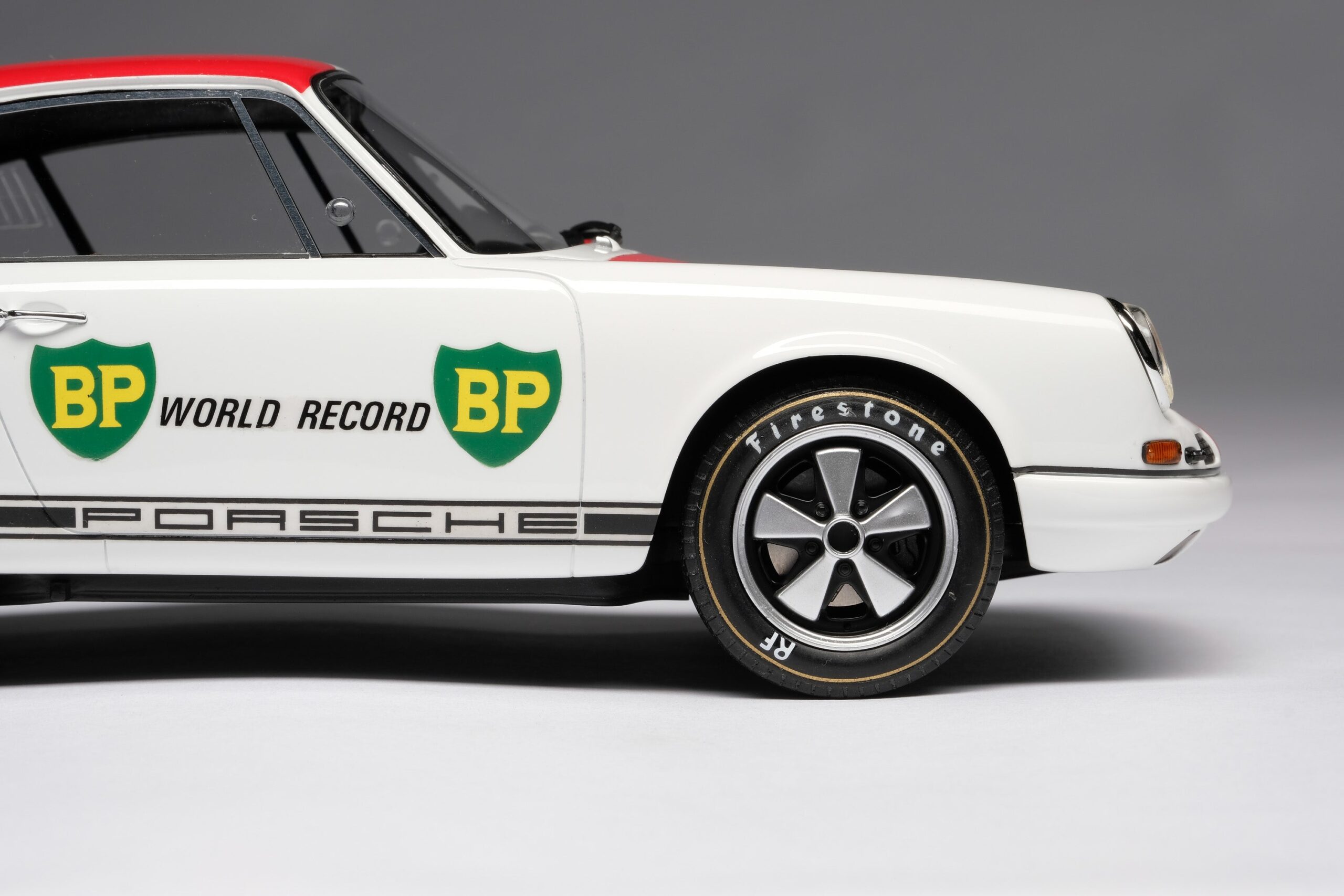 Amalgam Porsche 911 R 1967 BP World Record - Weiß | 1:18 - Image 11