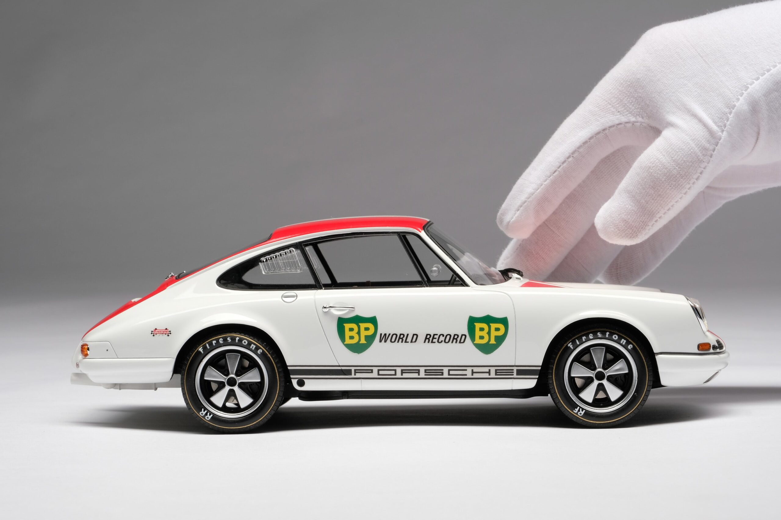 Amalgam Porsche 911 R 1967 BP World Record - Weiß | 1:18 - Image 4