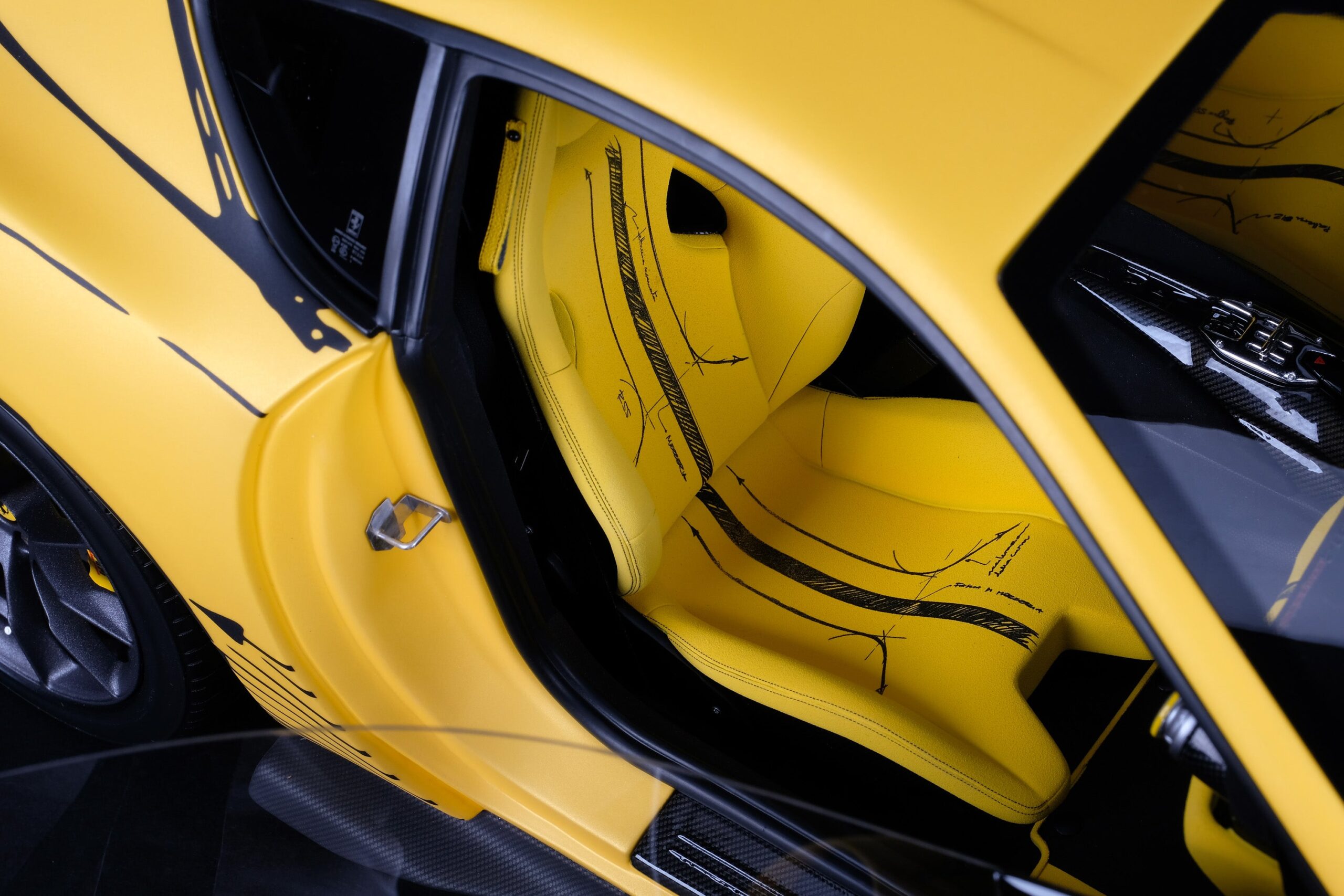 Amalgam Ferrari 812 Competizione & Competizione A Tailor Made | 1:8 - 画像5