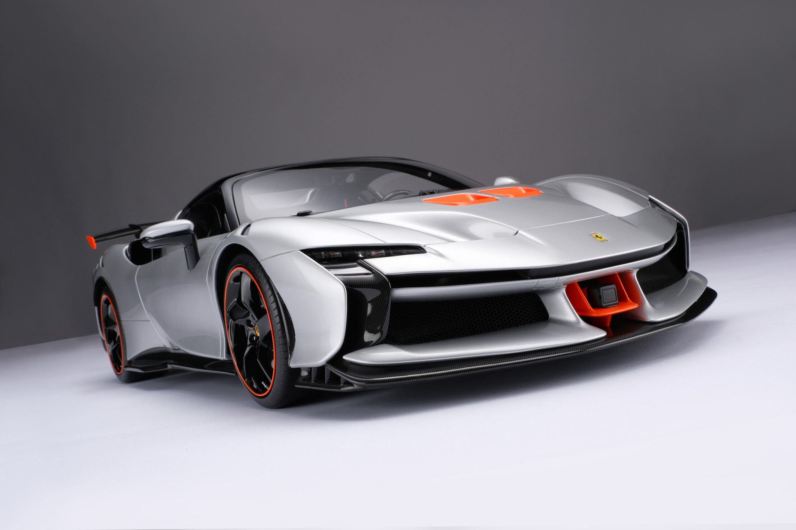Amalgam Ferrari SF90 XX Spider - Silber | 1:8 - 画像17