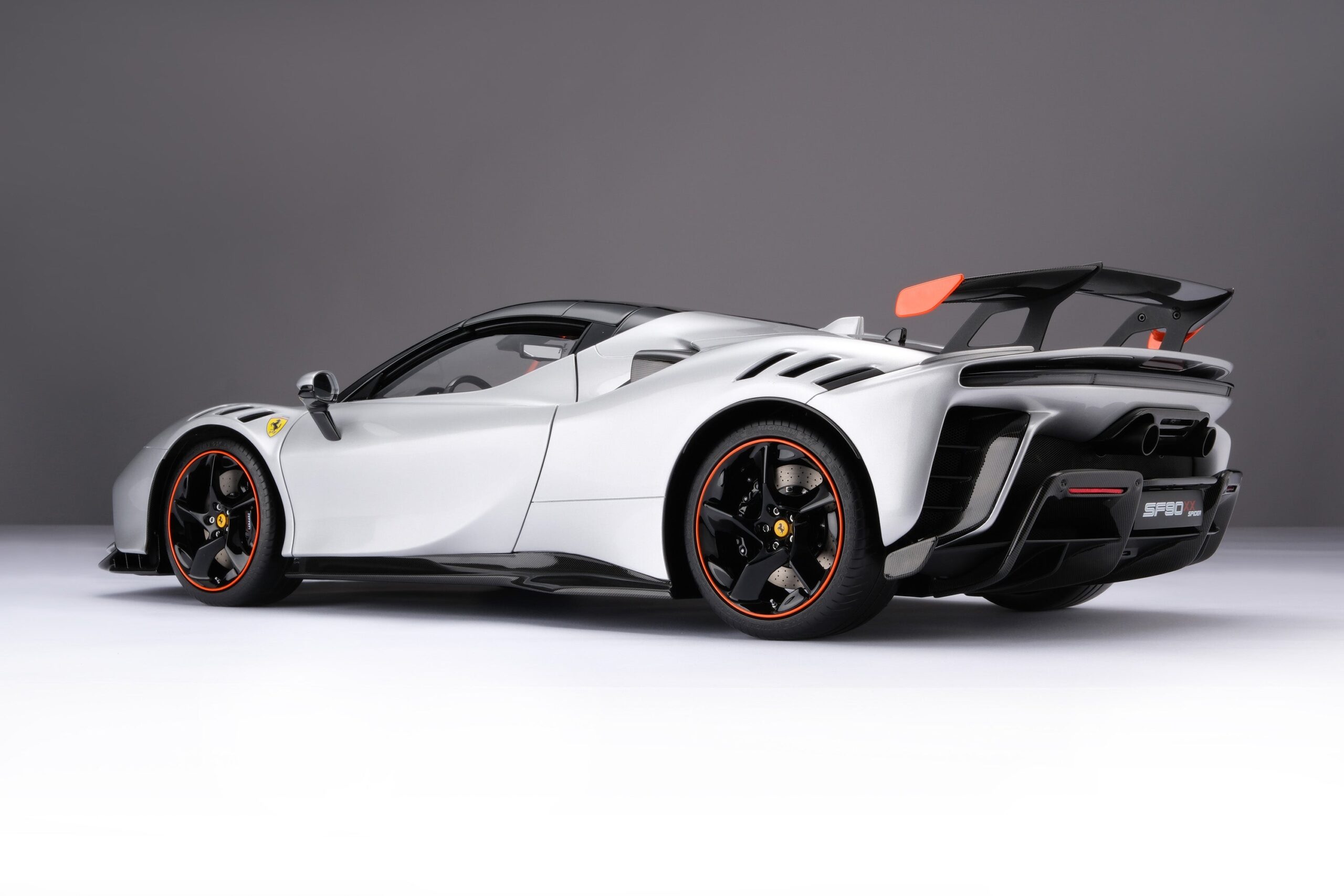 Amalgam Ferrari SF90 XX Spider - Silber | 1:8 - 画像18