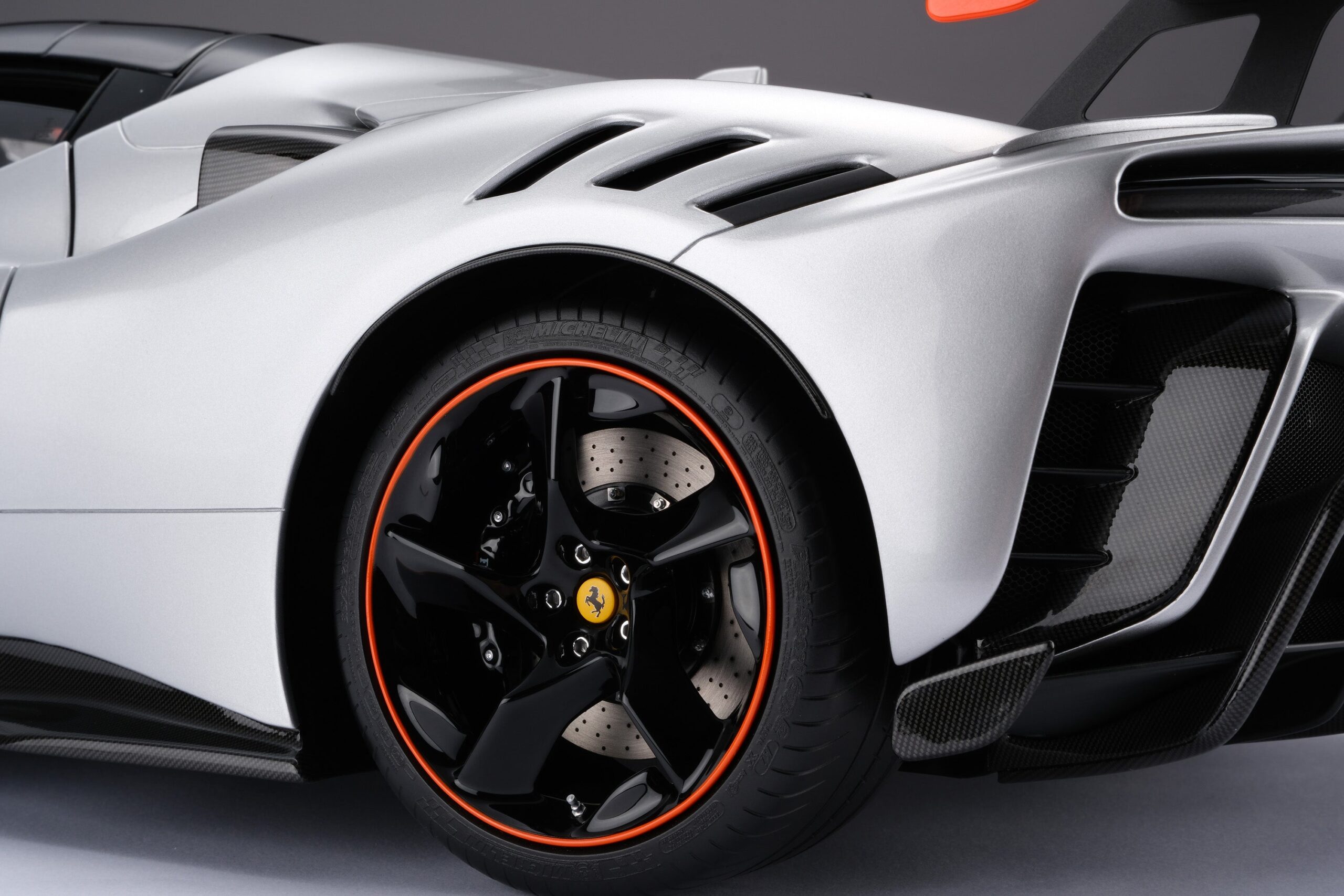 Amalgam Ferrari SF90 XX Spider - Silber | 1:8 - 画像27